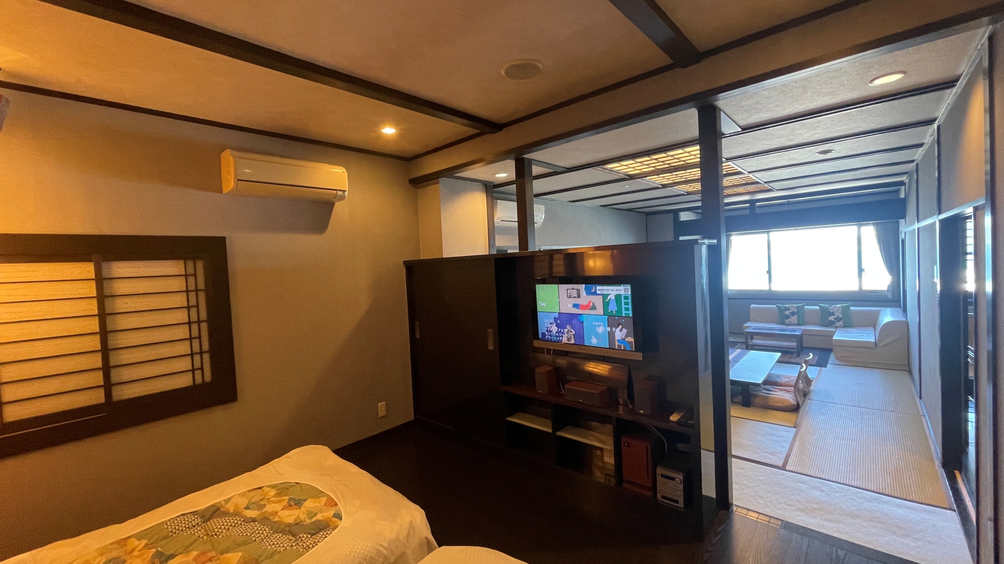 Ｃタイプ／夕陽と海を眺めるお風呂付の和洋室客室。