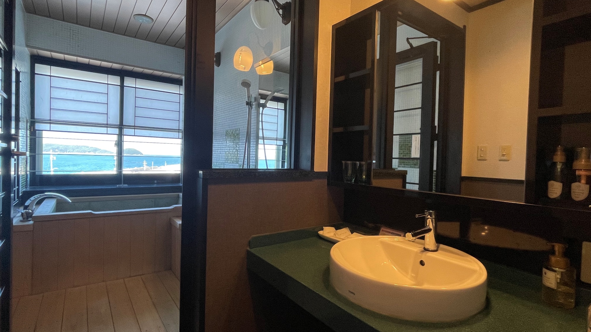 Ｃタイプ／夕陽と海を眺めるお風呂付の和洋室客室。