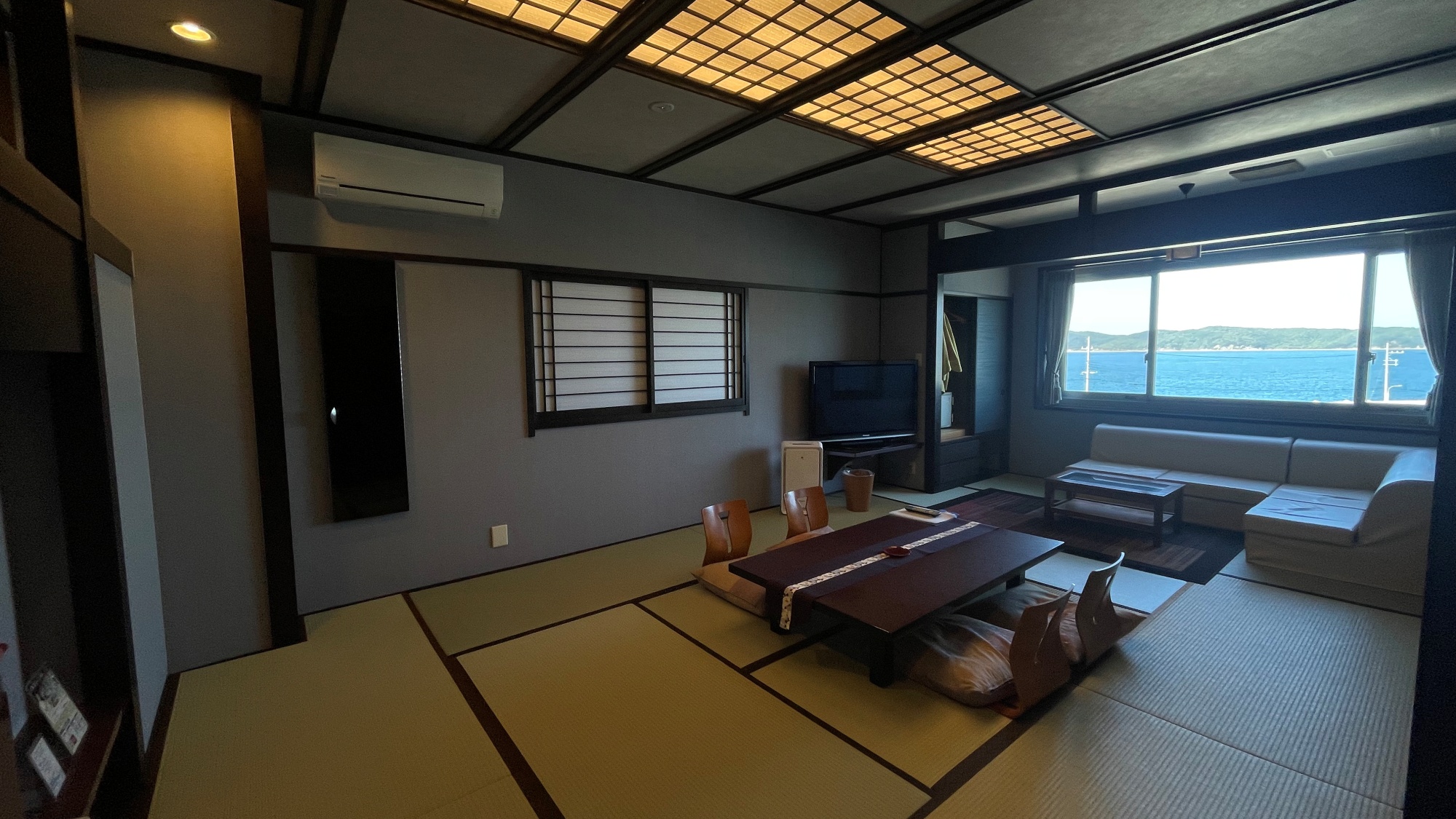 Ｃタイプ／夕陽と海を眺めるお風呂付の和洋室客室。