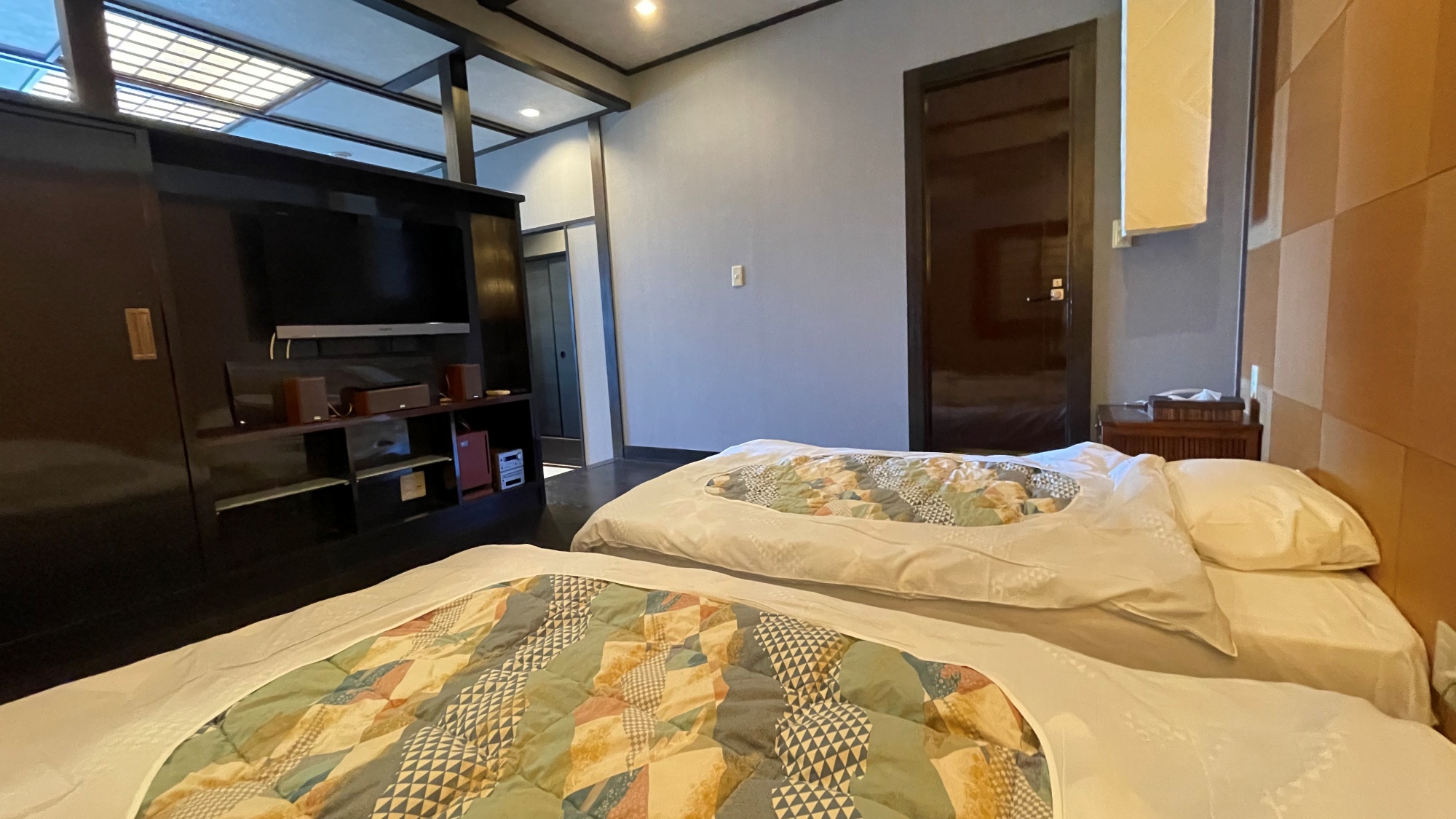 Ｃタイプ／夕陽と海を眺めるお風呂付の和洋室客室。