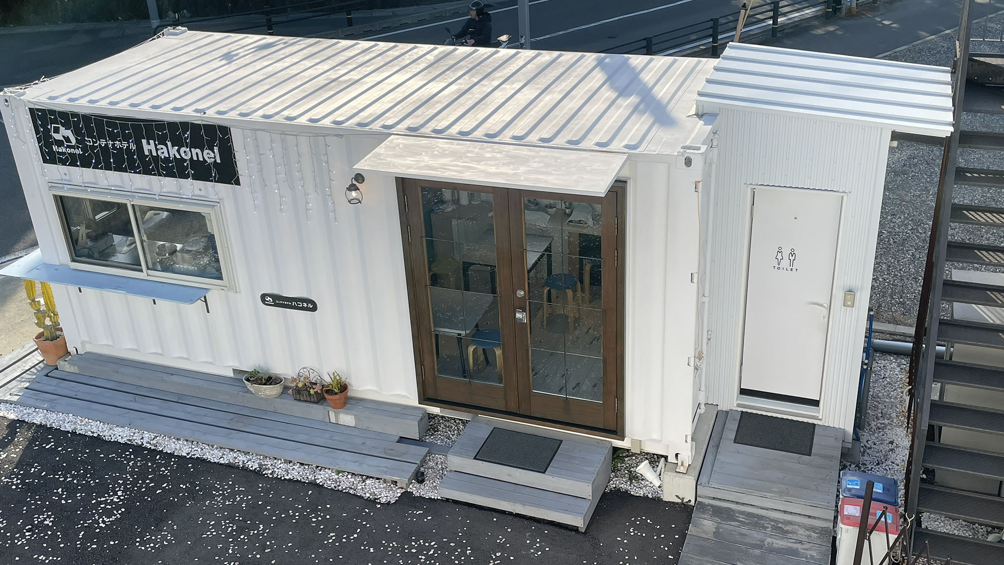 ・【管理棟】施設内にある管理棟。旅の拠点として、皆様をお迎えします