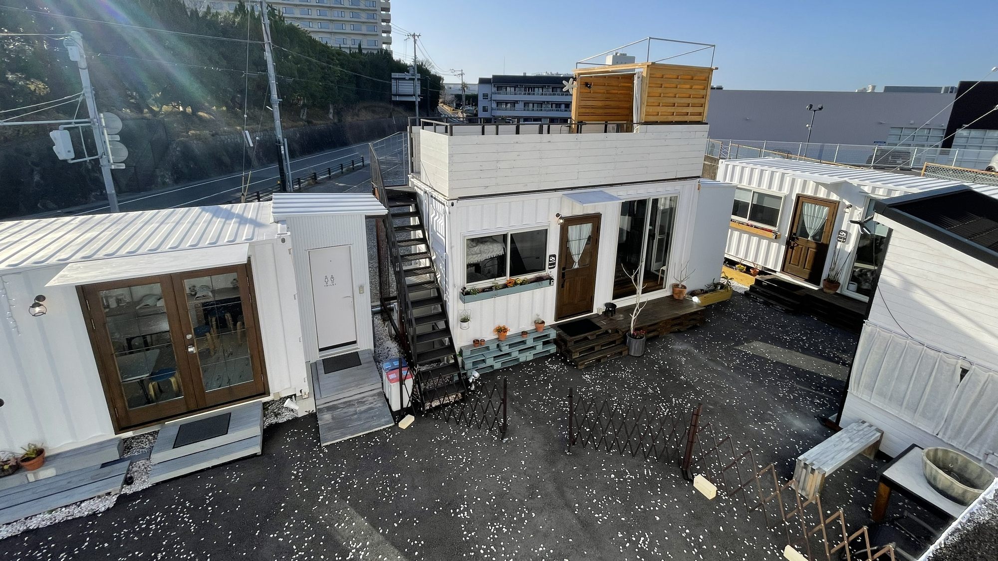 ・【外観】手前は管理棟。隣はROOM1でその奥がROOM２の外観です