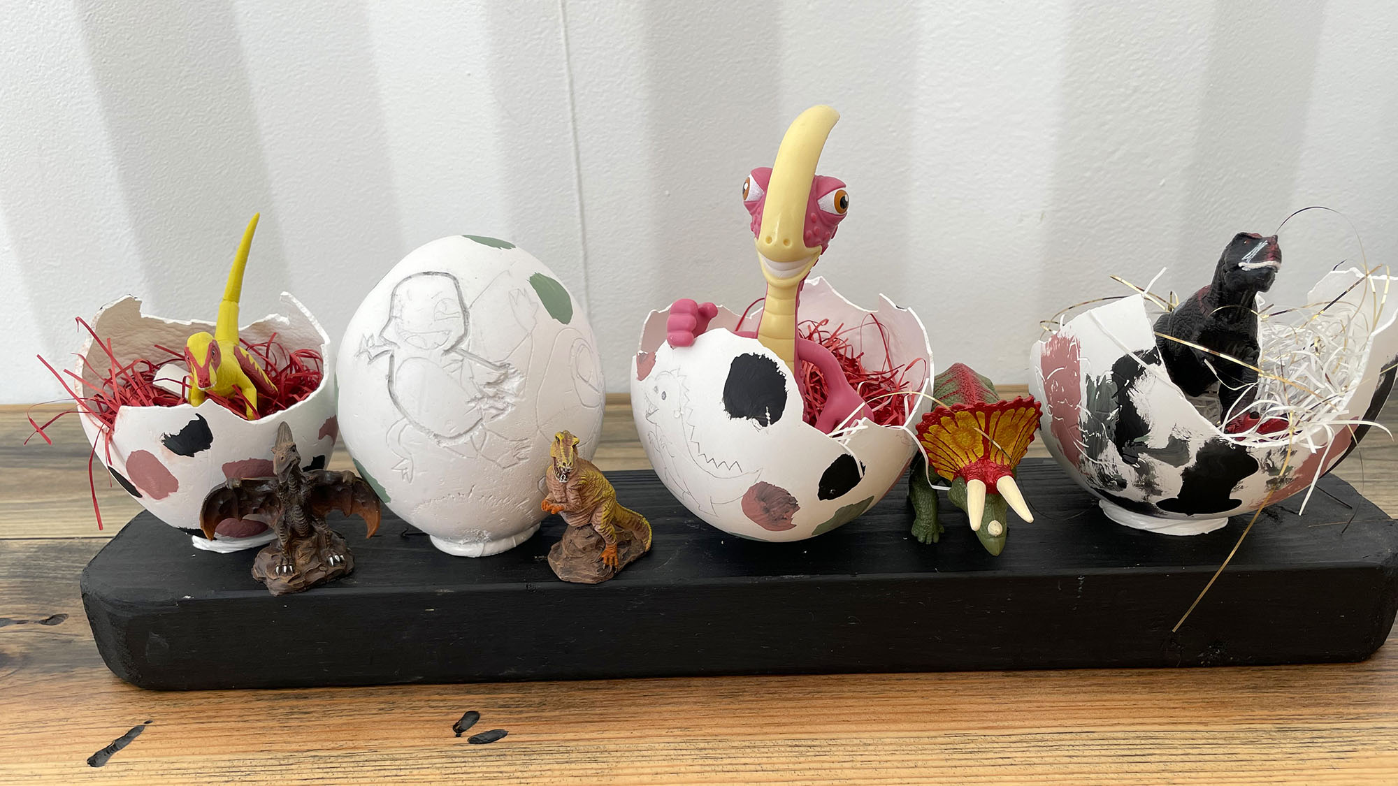 ・【恐竜の卵作り体験】卵にペイントしたり、恐竜のフィギュアを入れて飾ってみてください（例）