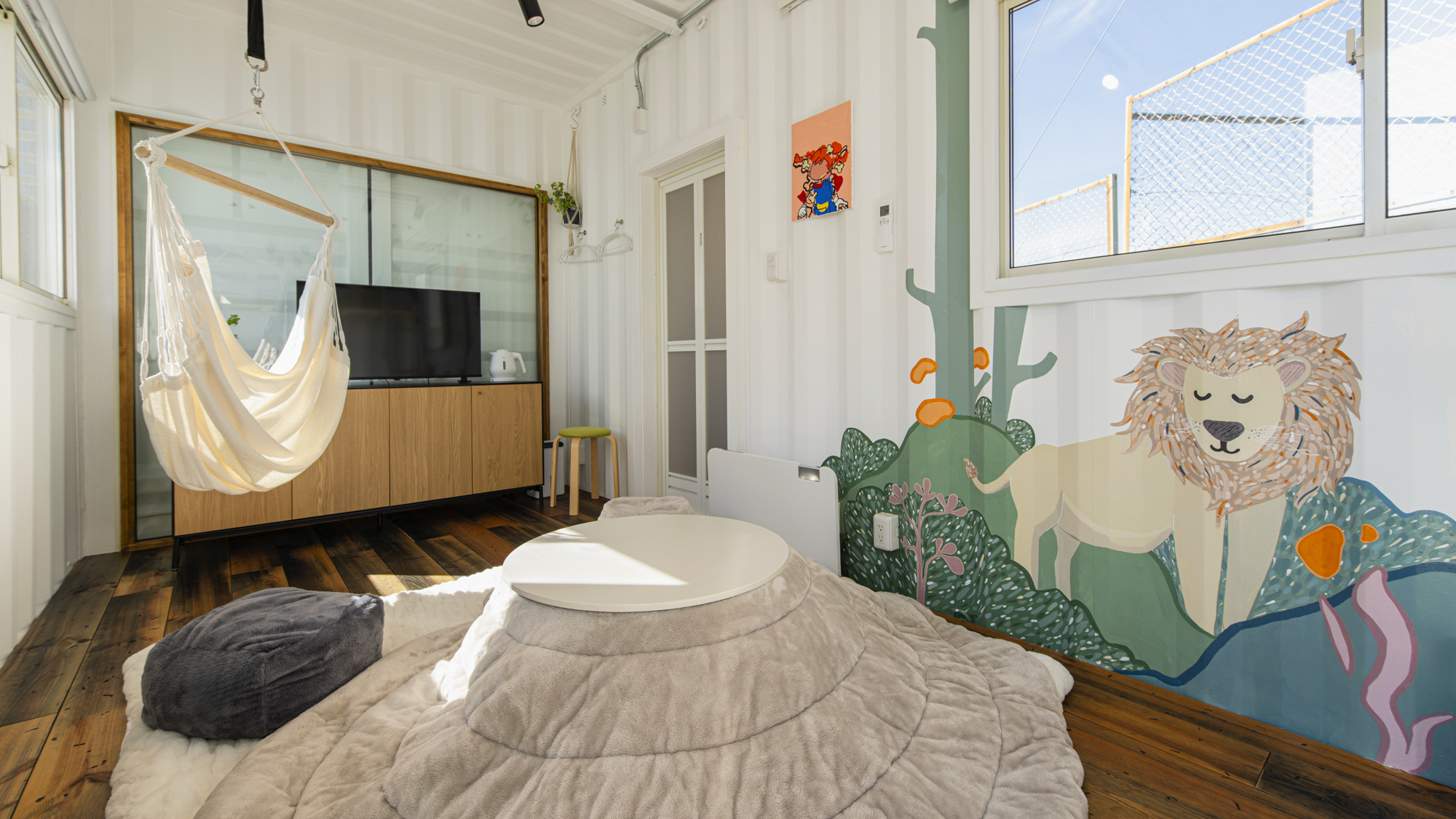 ・【ROOM2】壁面に描かれたライオンなどの動物たちのイラストがかわいいお部屋
