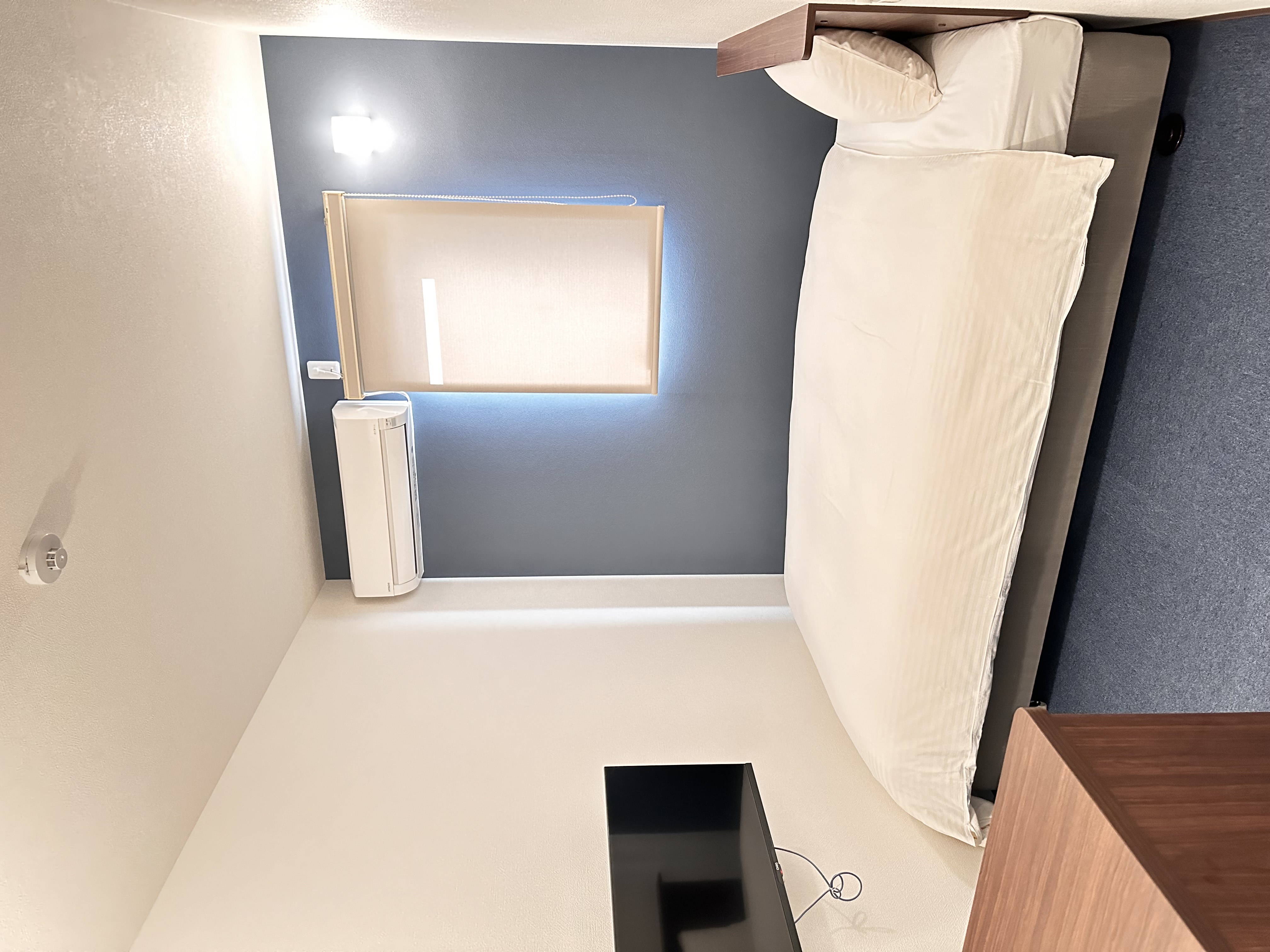 ベットはセミダブルベッドになっております。