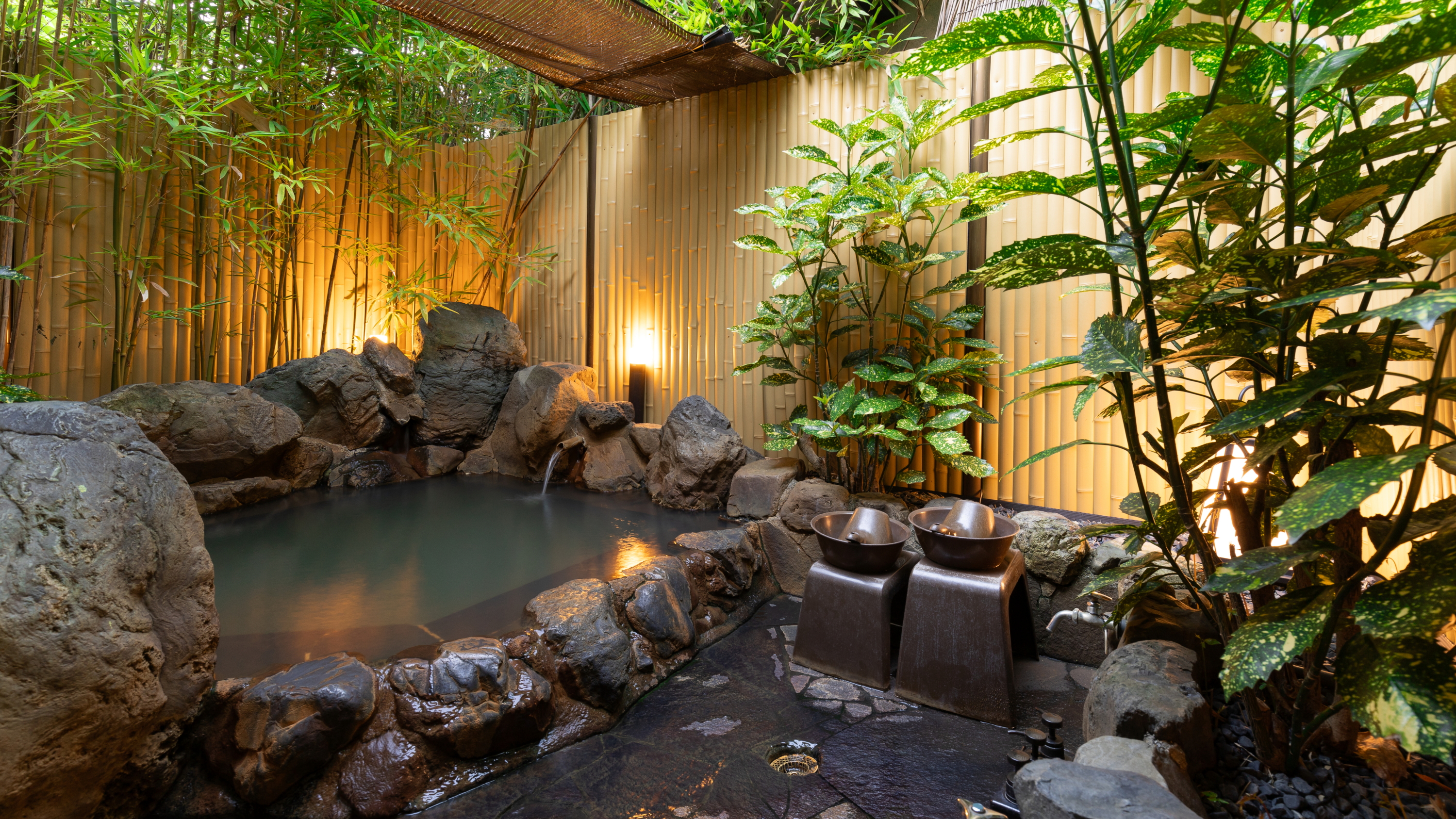 徒歩１分　宝船温泉