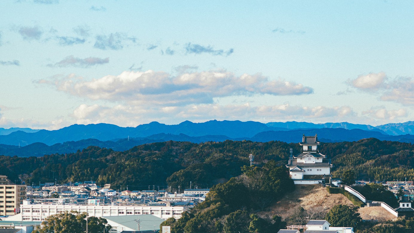 上層階から掛川城を望む