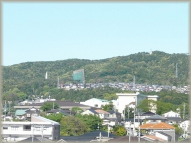 風神山　旅館西側に連なる阿武隈山地の最南端、これより南は日本一の関東平野