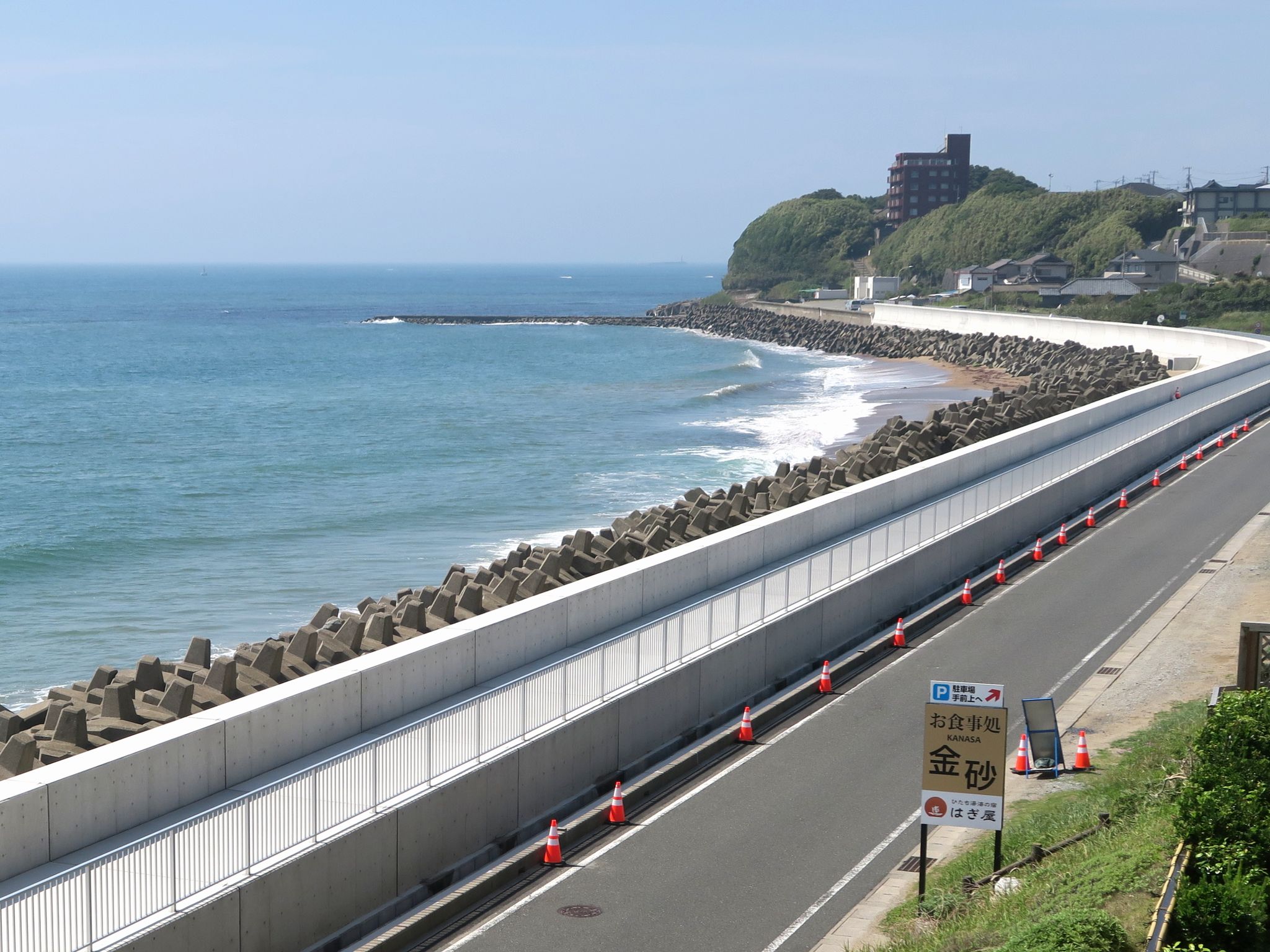 水木海水浴場は旅館下の遊歩道を歩いて5分