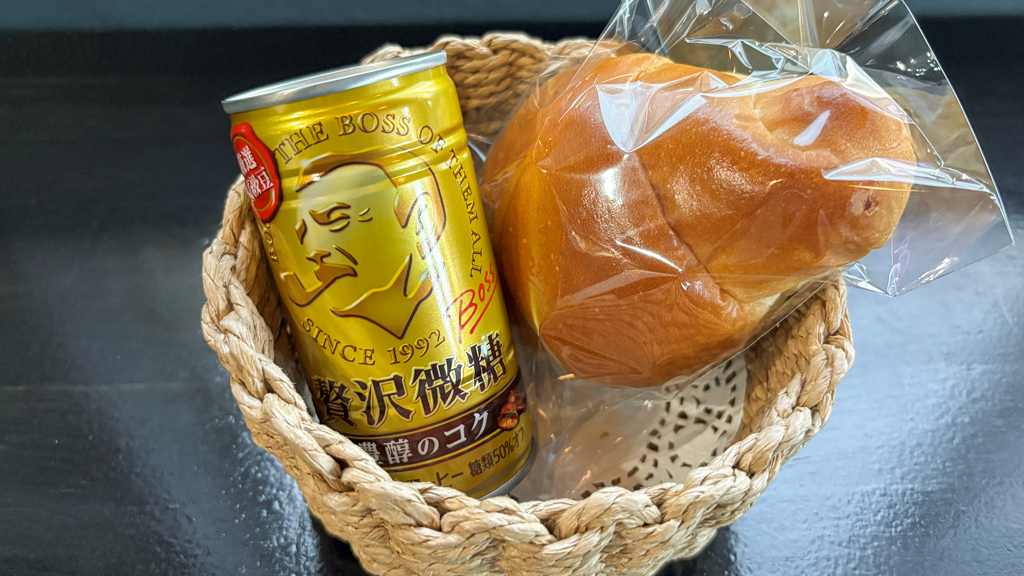 ＃軽食サービスではコーヒー＆日替わりのパンを客室に置いています。
