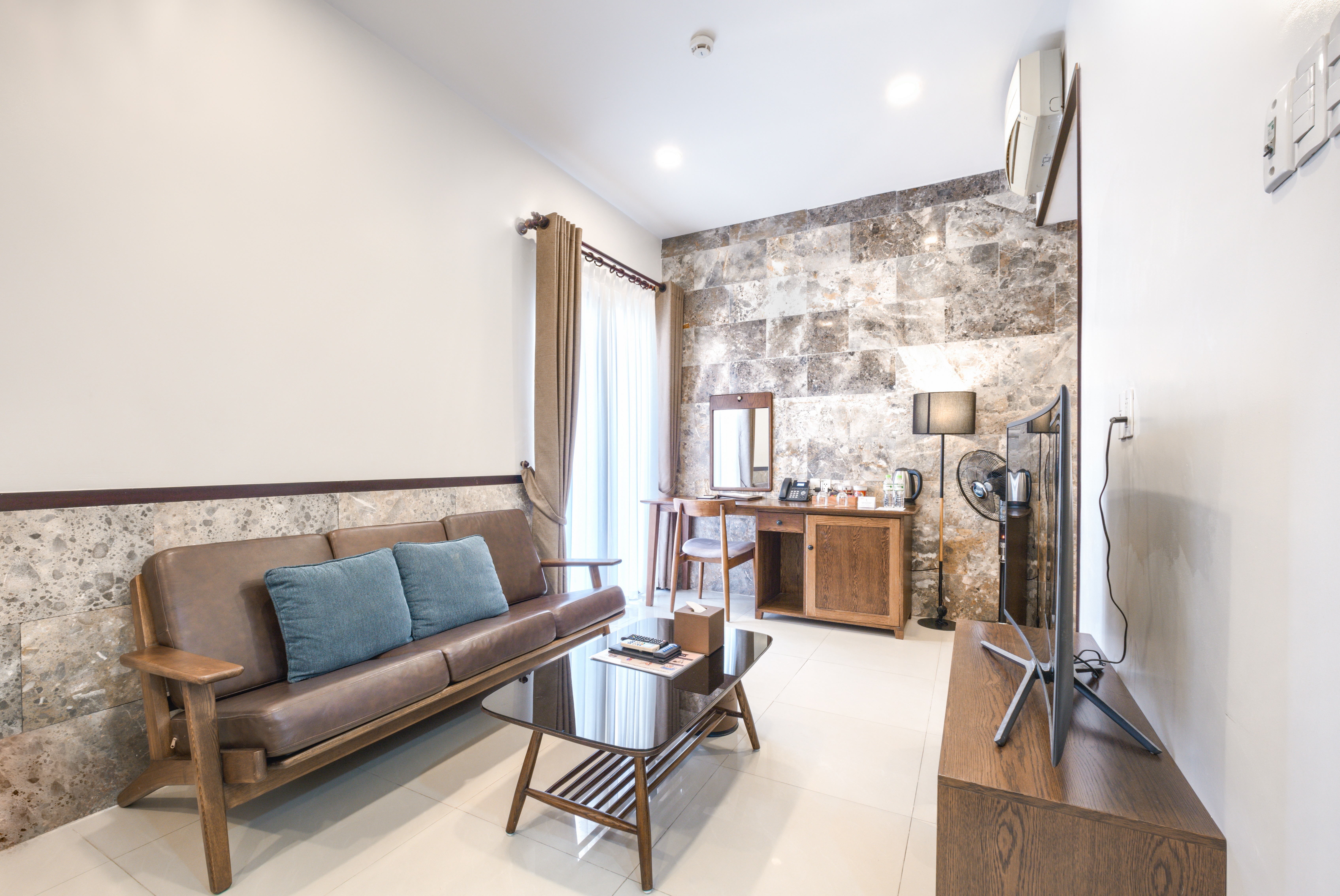 部分的な川の景色付きプレミアキングルーム - 温泉込み