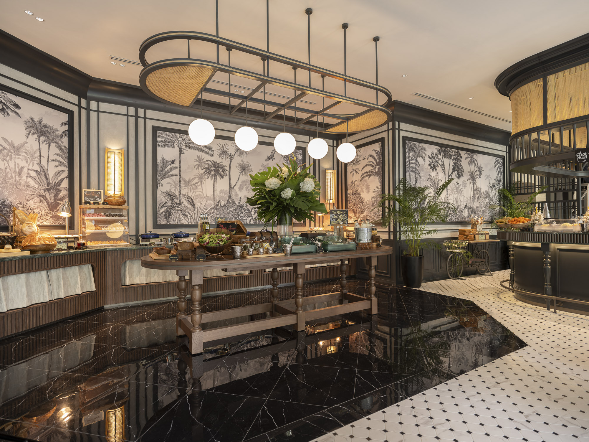 レストラン「Entrep&ocirc;t」