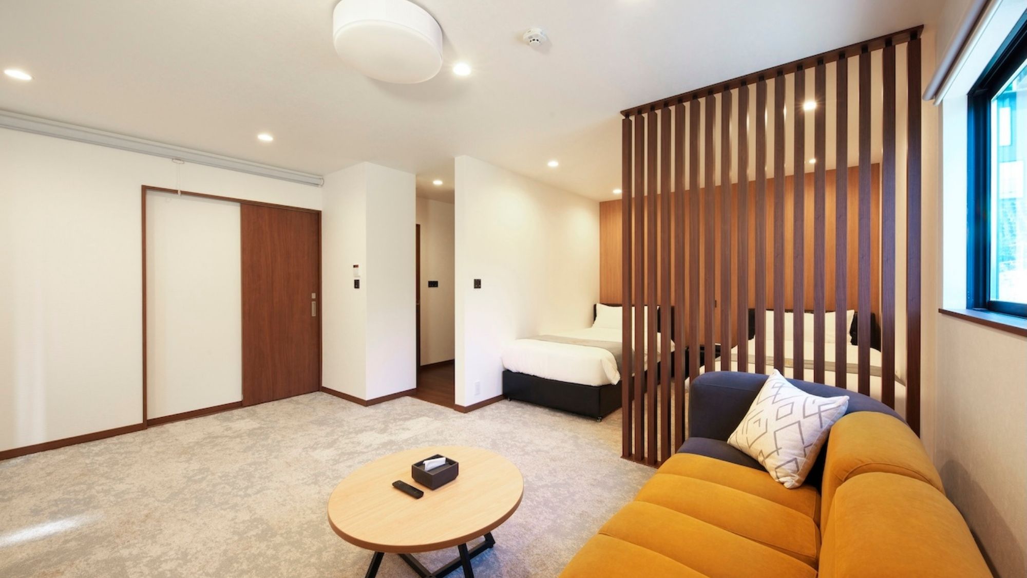 【ルーフトップヴィラ】広々としたソファでくつろぎながらヴィラステイを楽しめます。