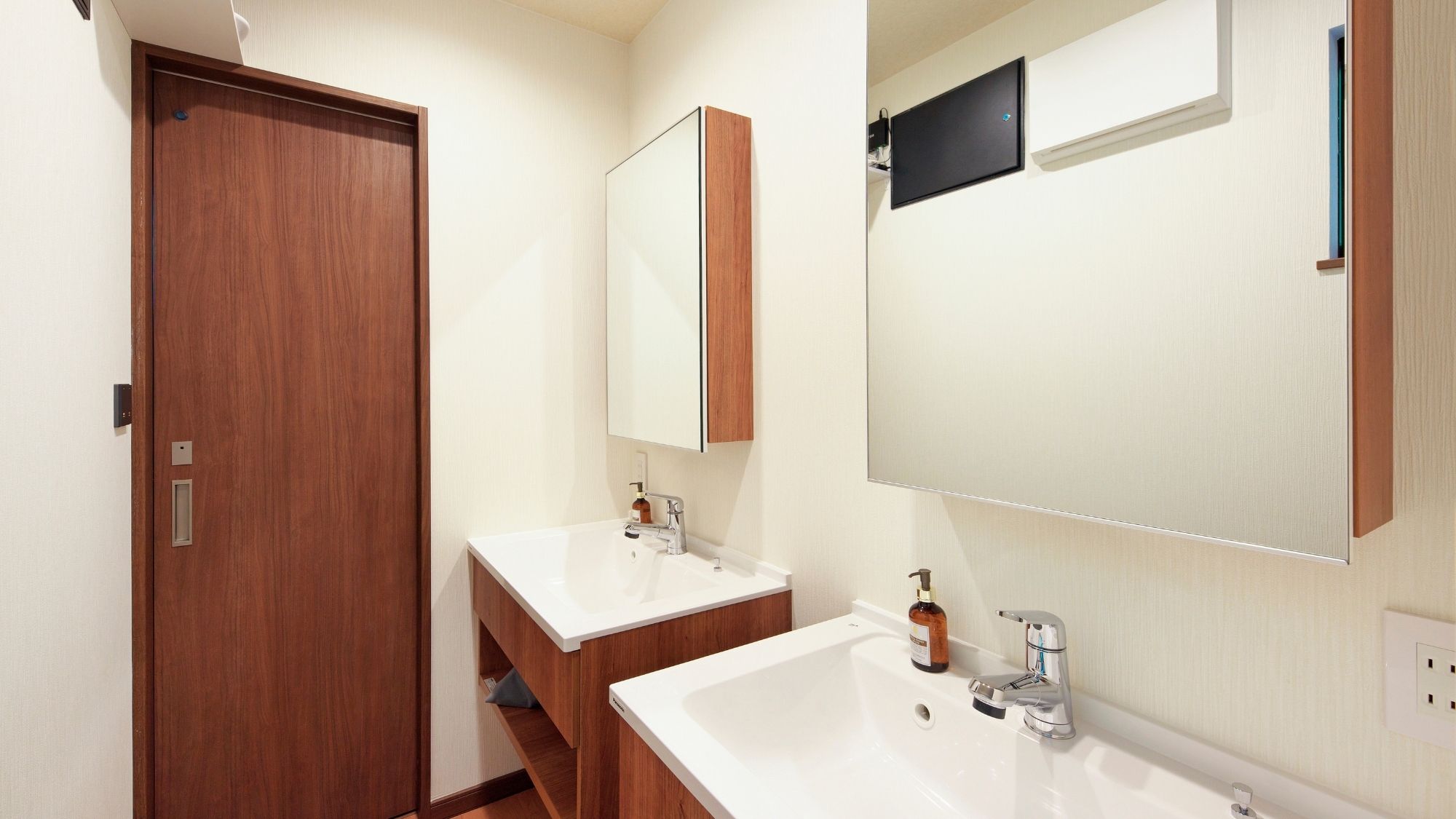 【バルコニーヴィラ】2階洗面台