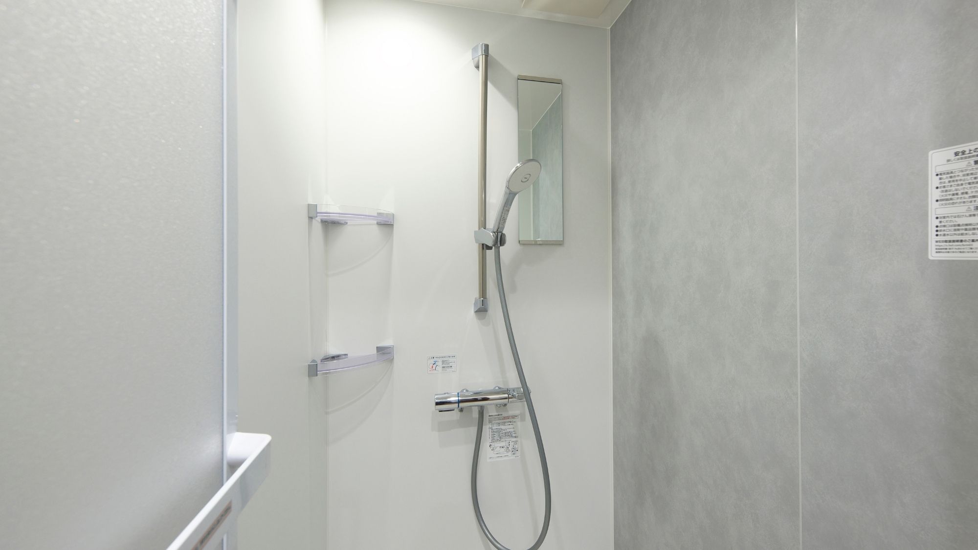 【バルコニーヴィラ】2階のシャワールームは２つあり、大人数でのご宿泊にも最適です。