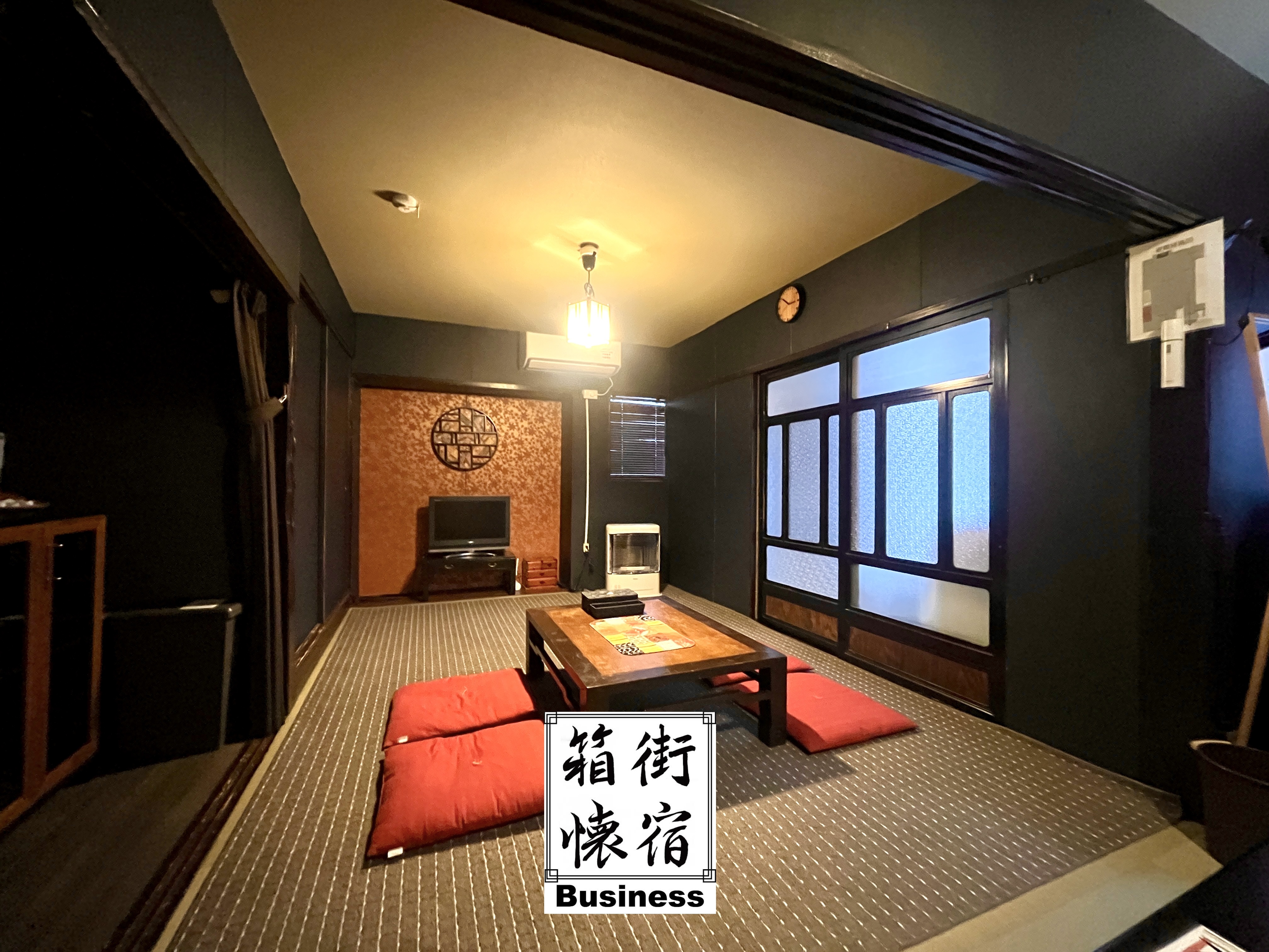 居間兼寝室の落ち着いたワンルーム。日本の懐かしい家屋です。