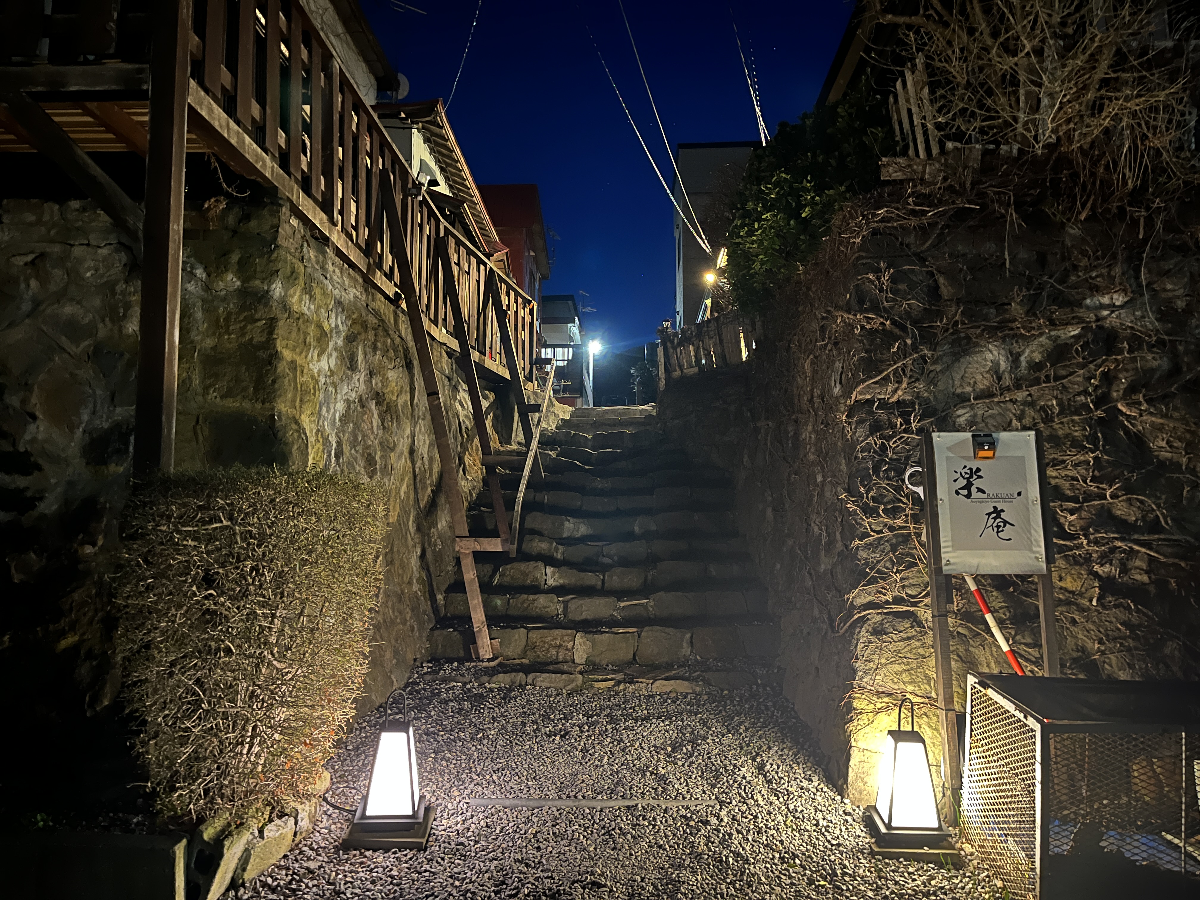 石段を登った左側につくし屋があります