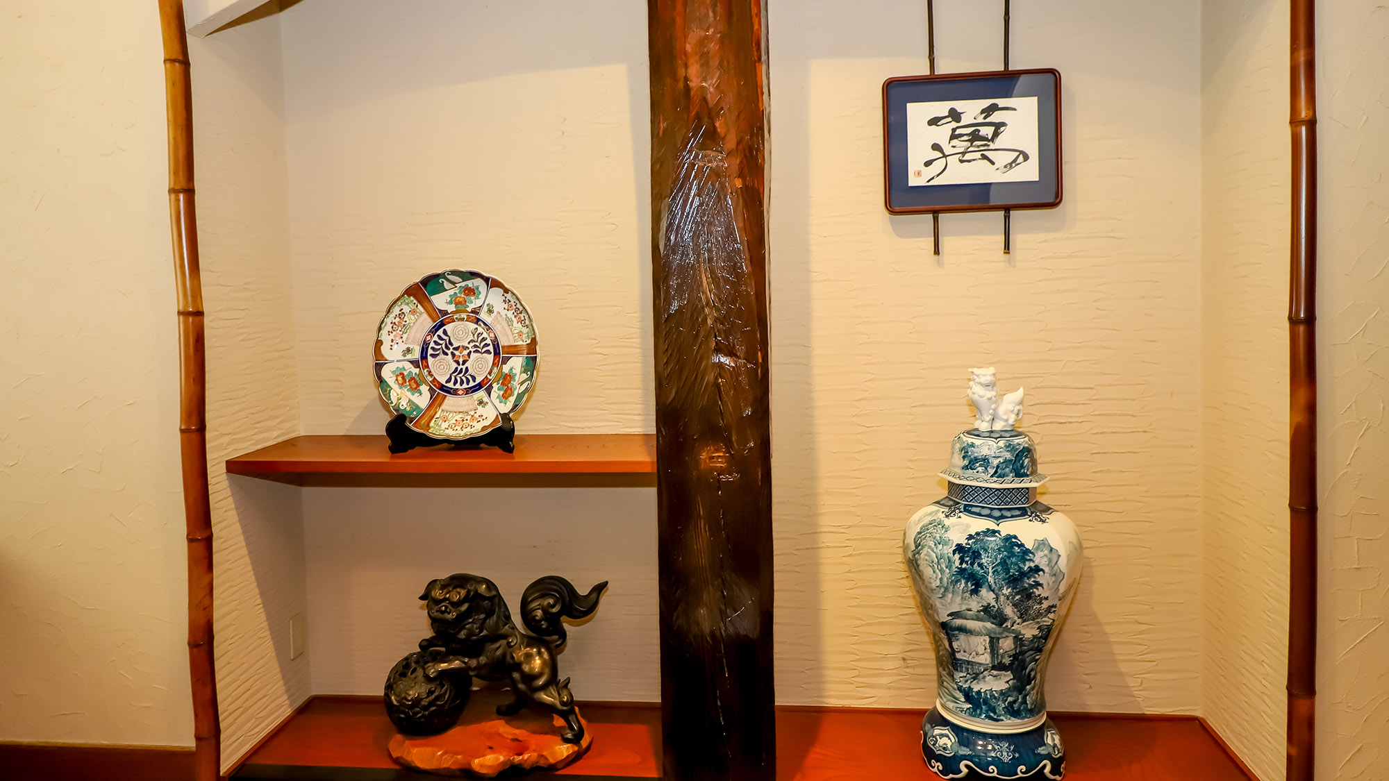 【施設内装】ロビーには先代から受け継がれてきた美術品を展示しております