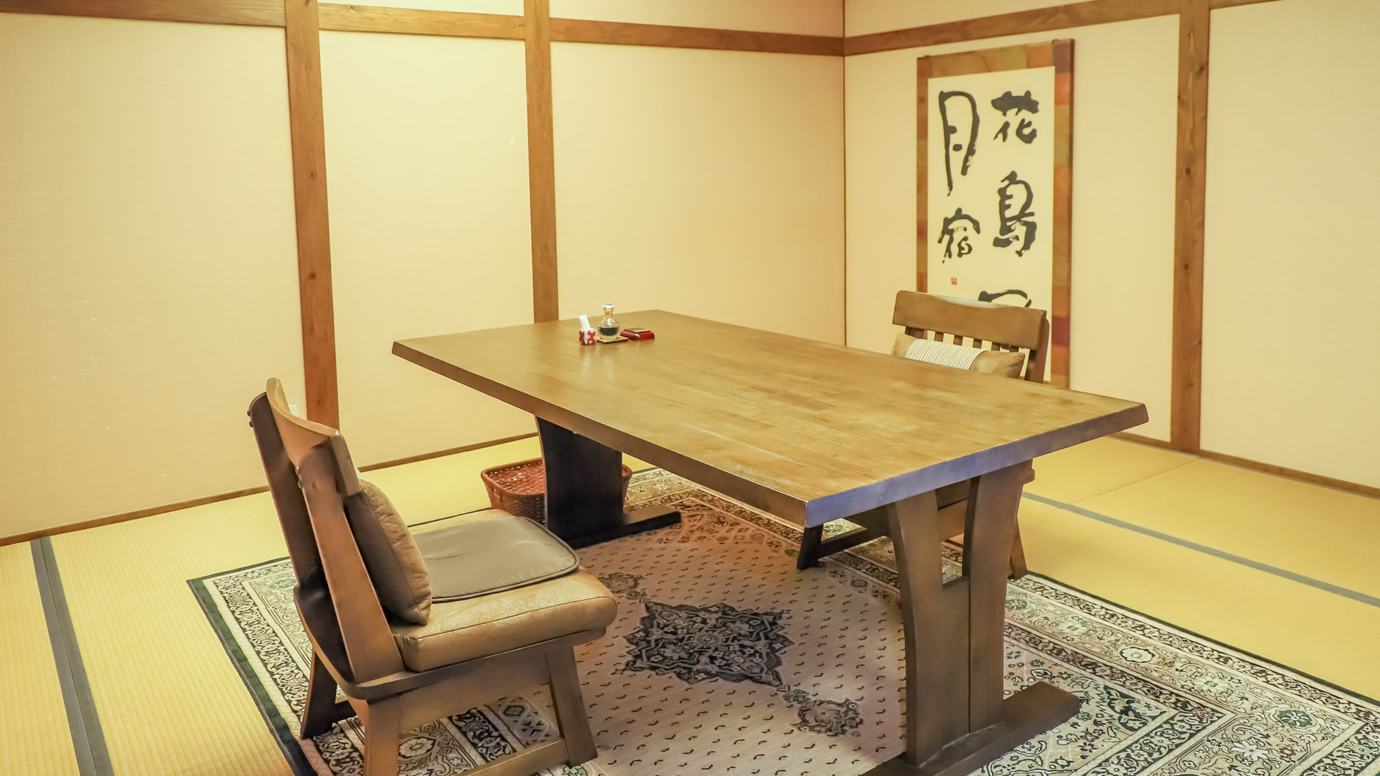 【食事処】お食事専用のお部屋　お部屋に飾られた書が目を惹くお食事処。2名様～12名様まで対応可能