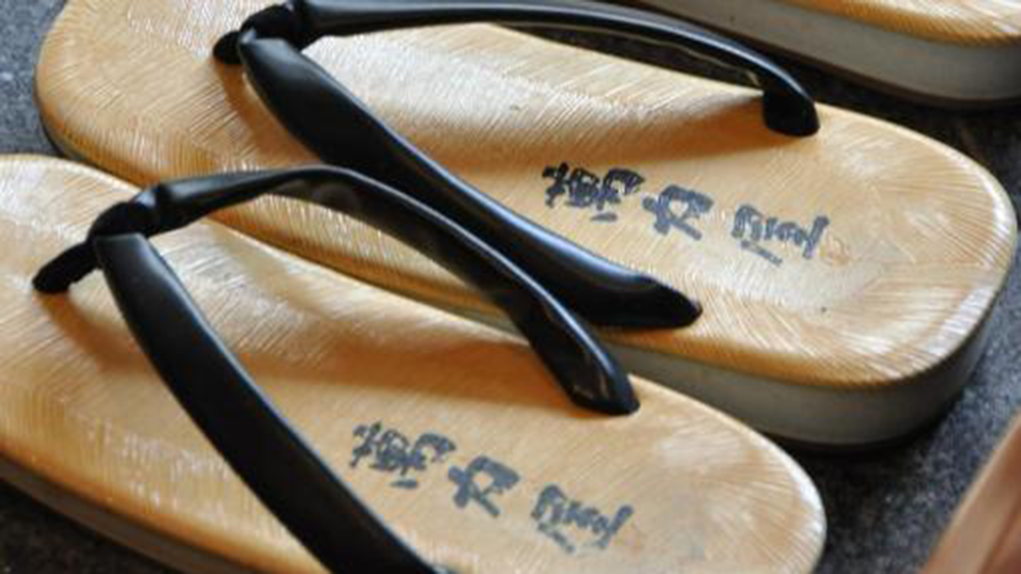 【エントランス】鉄輪温泉は外湯が豊富。宿の雪駄に履き替えて外湯巡りはいかがですか