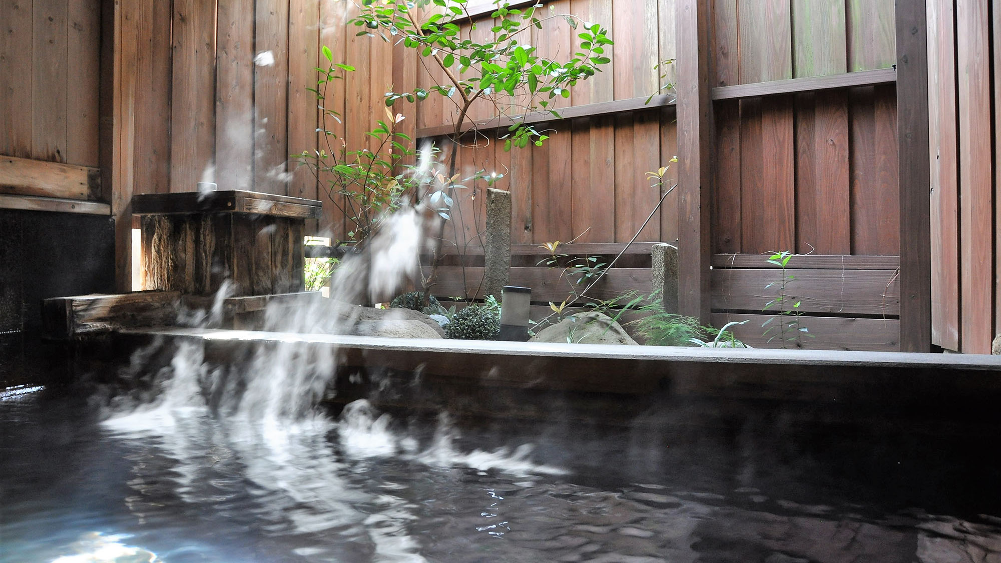 【岩風呂＋半露天】萬力屋の湯の泉質は塩化物泉。芯から温まる良泉です