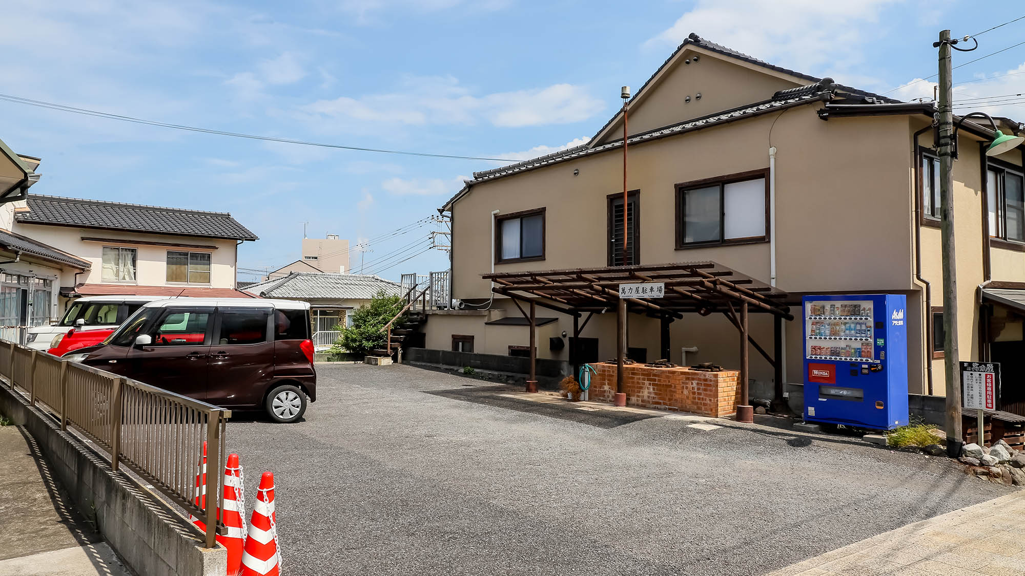 【駐車場】5台まで無料でご利用いただけます。予約は不要です