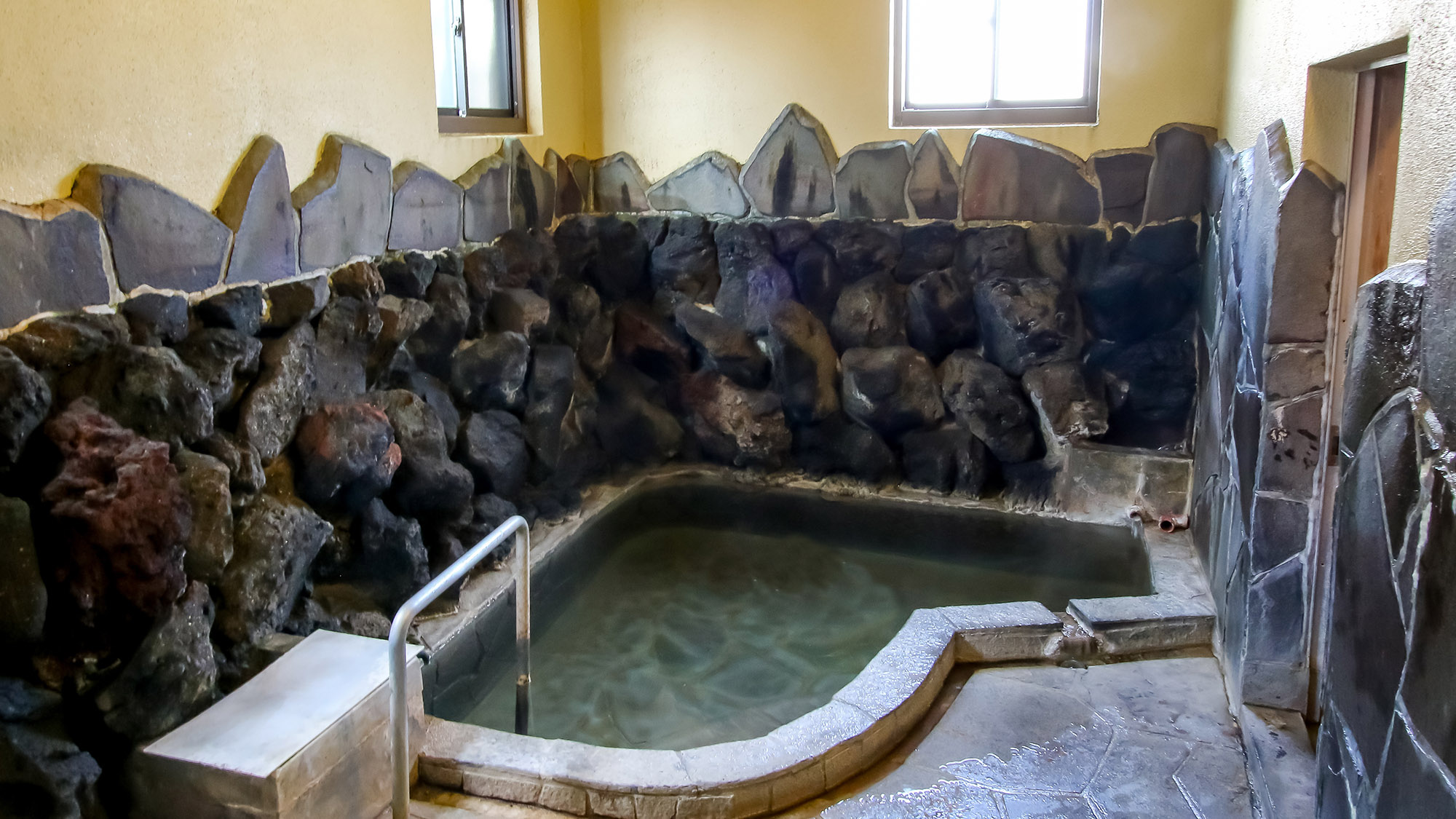 【岩風呂＋半露天風呂】創業当初(昭和16年)から形を変えず受け継がれてきた岩風呂