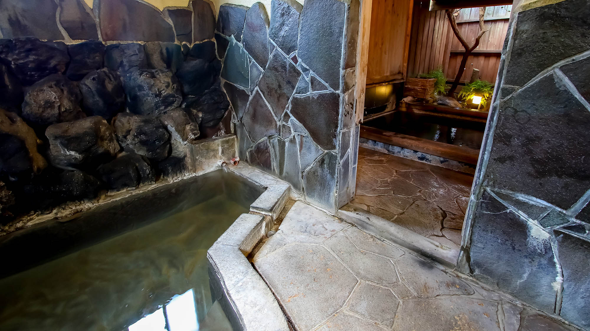 【岩風呂＋半露天風呂】岩風呂からそのまま半露天風呂へ。隣り合った二つのお風呂をお楽しみいただけます