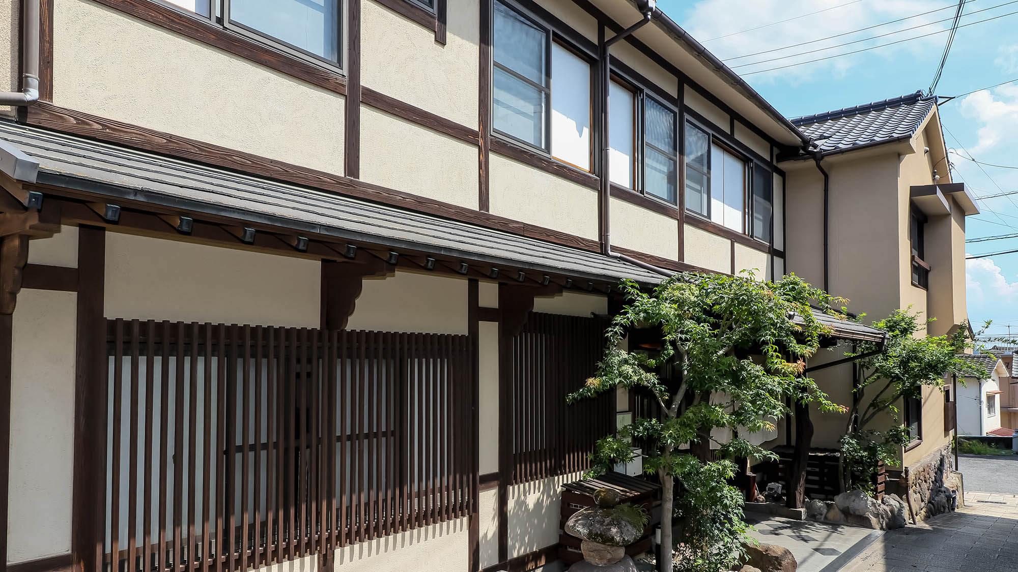 【外観】昔ながらの小さな温泉旅館。一人旅やビジネスにもご利用ください