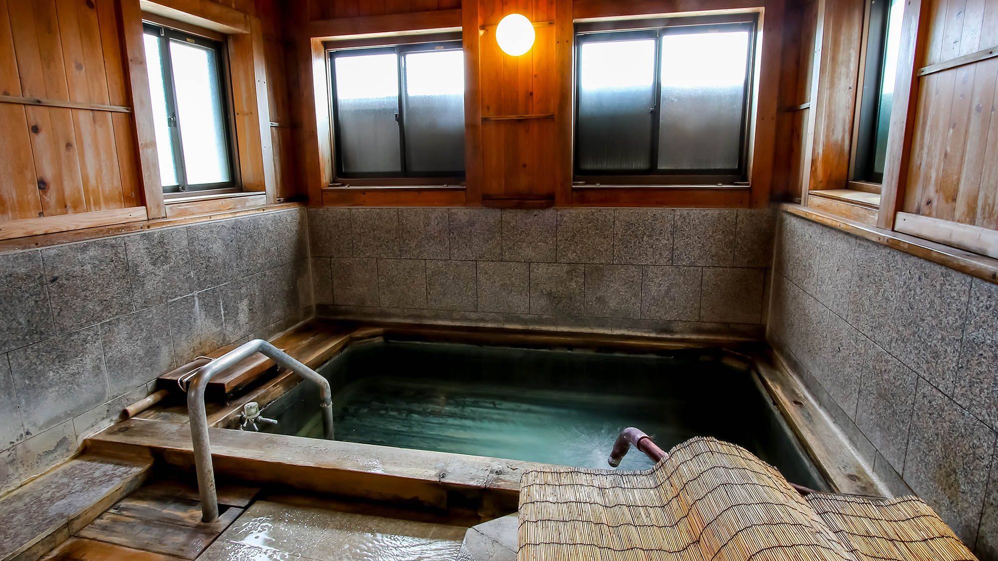 【内湯】寒い日でも安心の内湯。季節によってざぼん湯やゆず湯をお楽しみいただけます