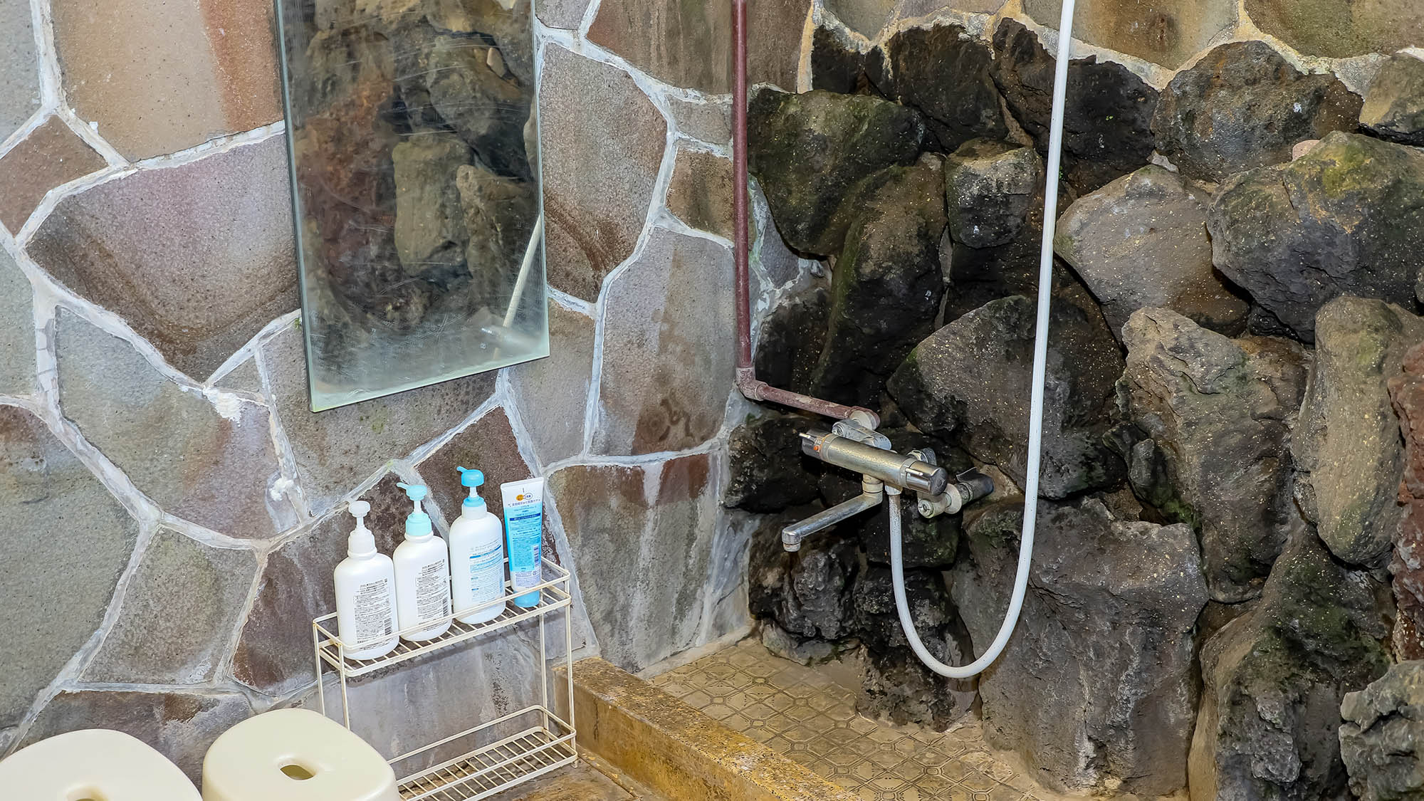 【半露天風呂】洗い場にはシャンプー・コンディショナー、ボディーソープ、メイク落とし洗顔を完備