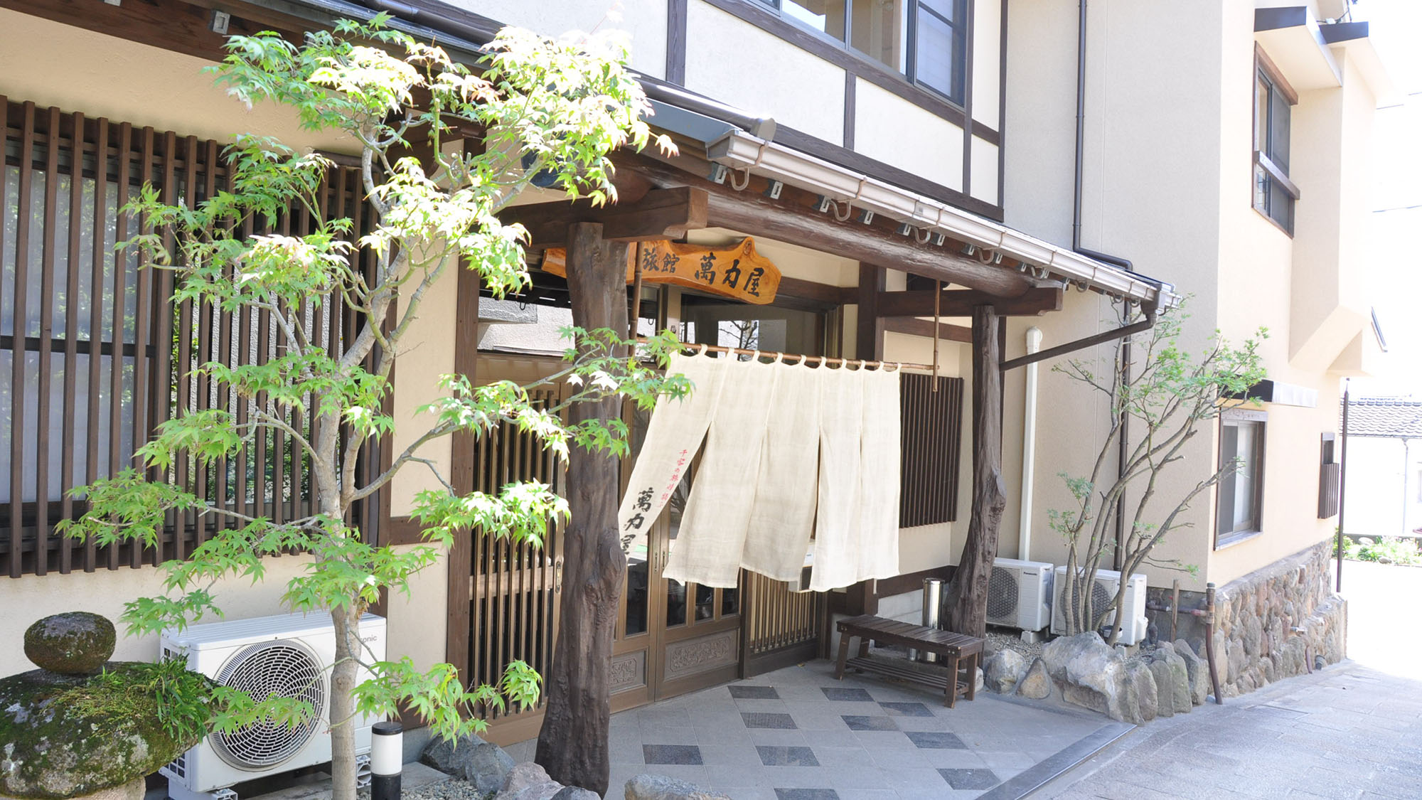 【外観】木造2階建ての小さな温泉宿。お部屋は全て和室。貸切風呂でゆったりと過ごすことができます