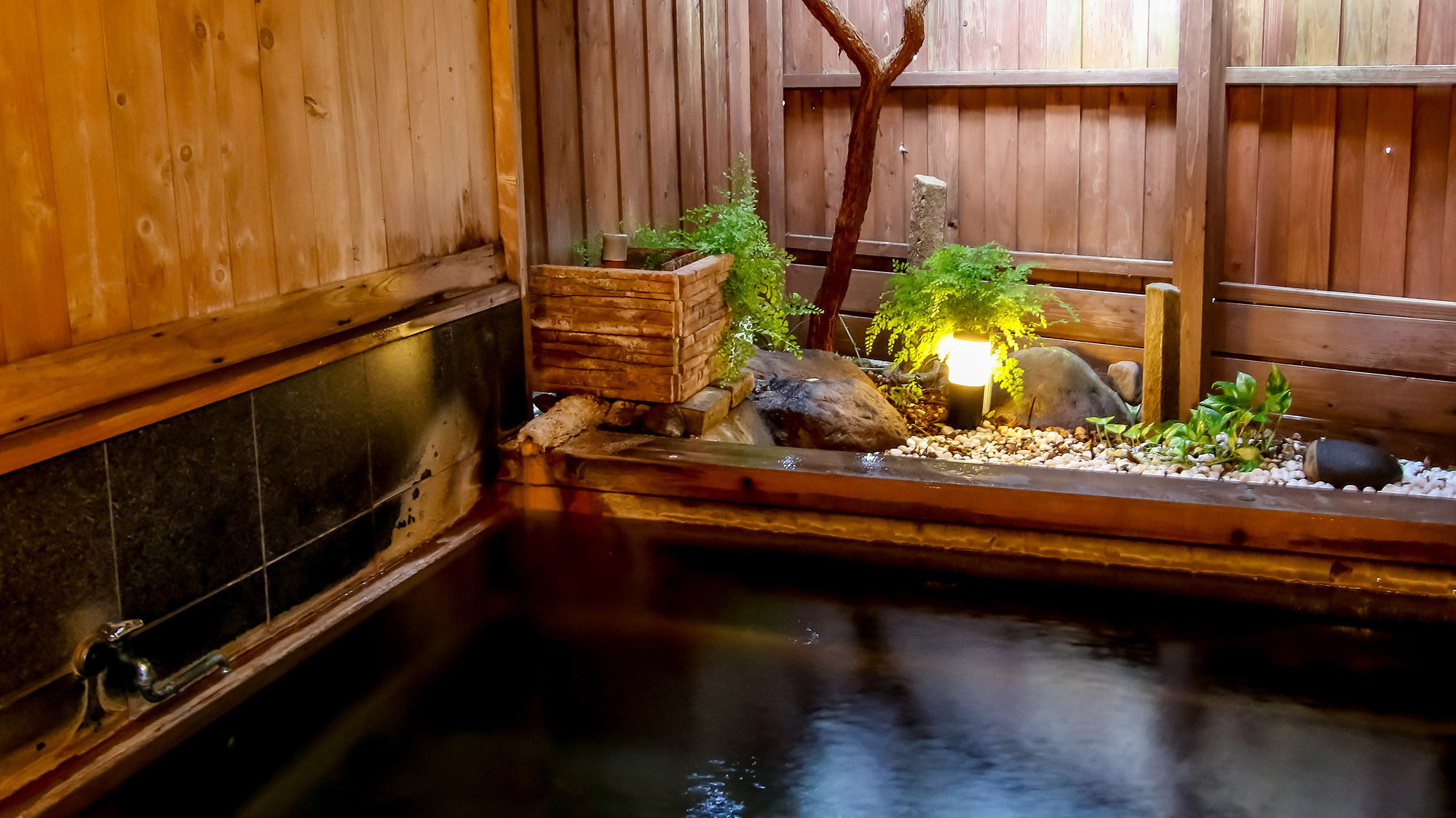 【半露天風呂】温泉の成分が育てた歴史を感じる湯口から、源泉がそのまま流れ込みます