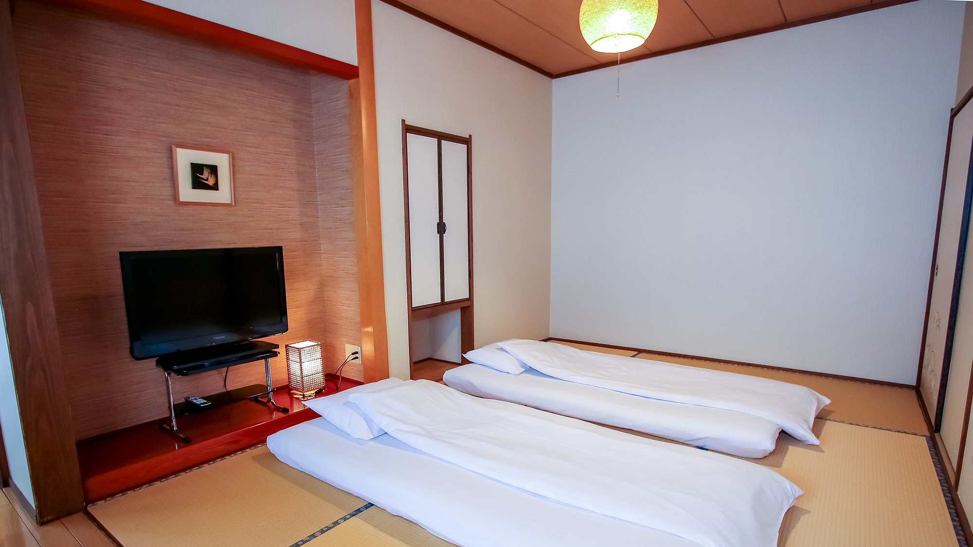 【二間　楓の間】旅館ならではの心地よさを大切にした和室です。お部屋には予めお布団をご用意しております