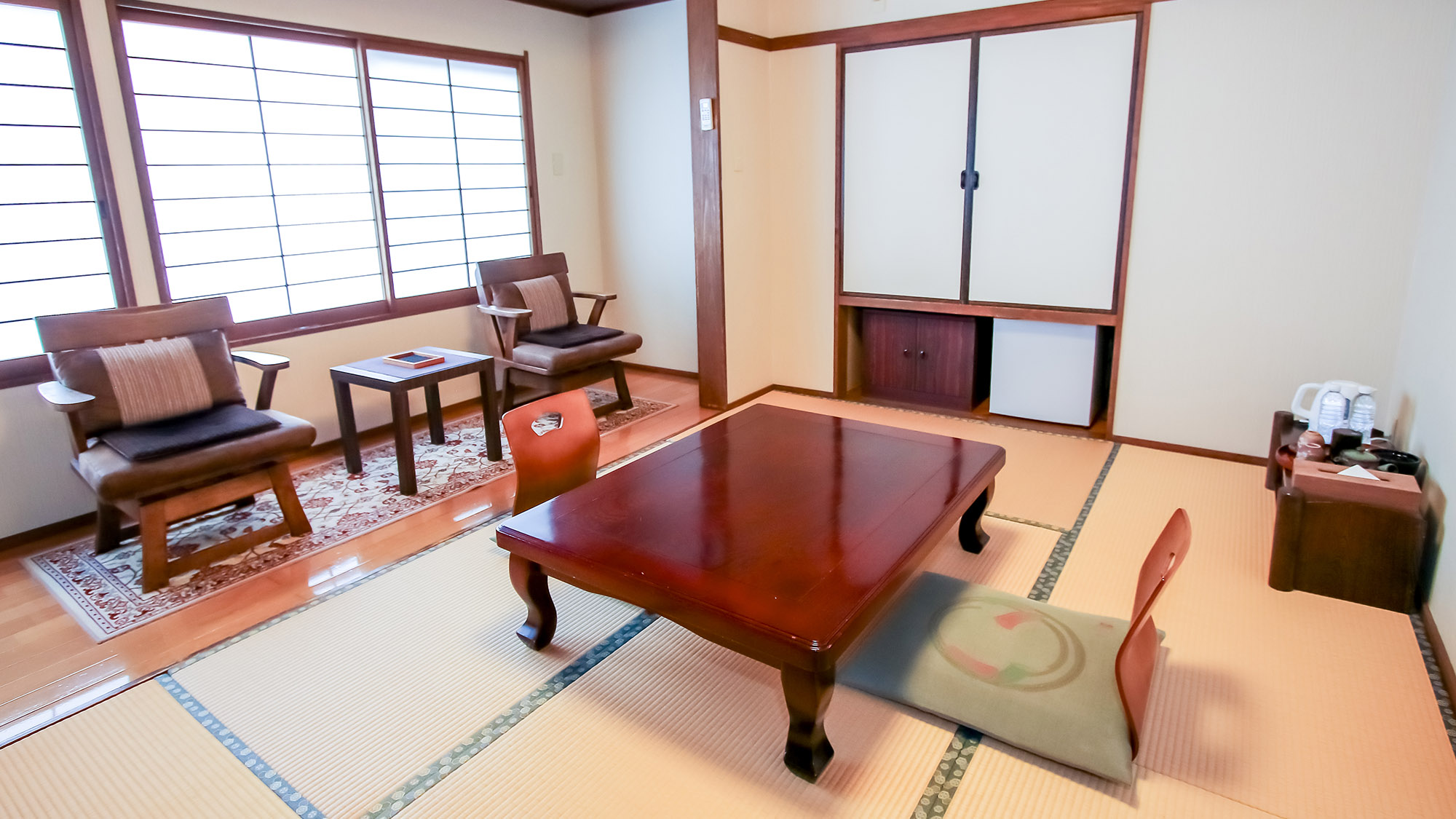 【二間　楓の間】畳の和室にイスとテーブルを備えた幅広い世代に使いやすいお部屋です