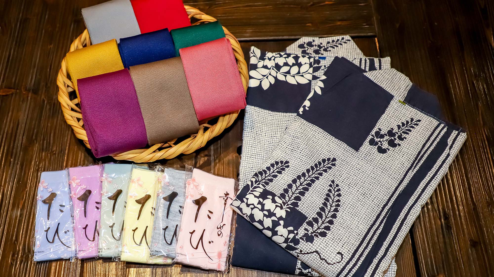 【各部屋備品】お好きな色の帯と足袋を合わせて鉄輪の街をそぞろ歩いてみませんか