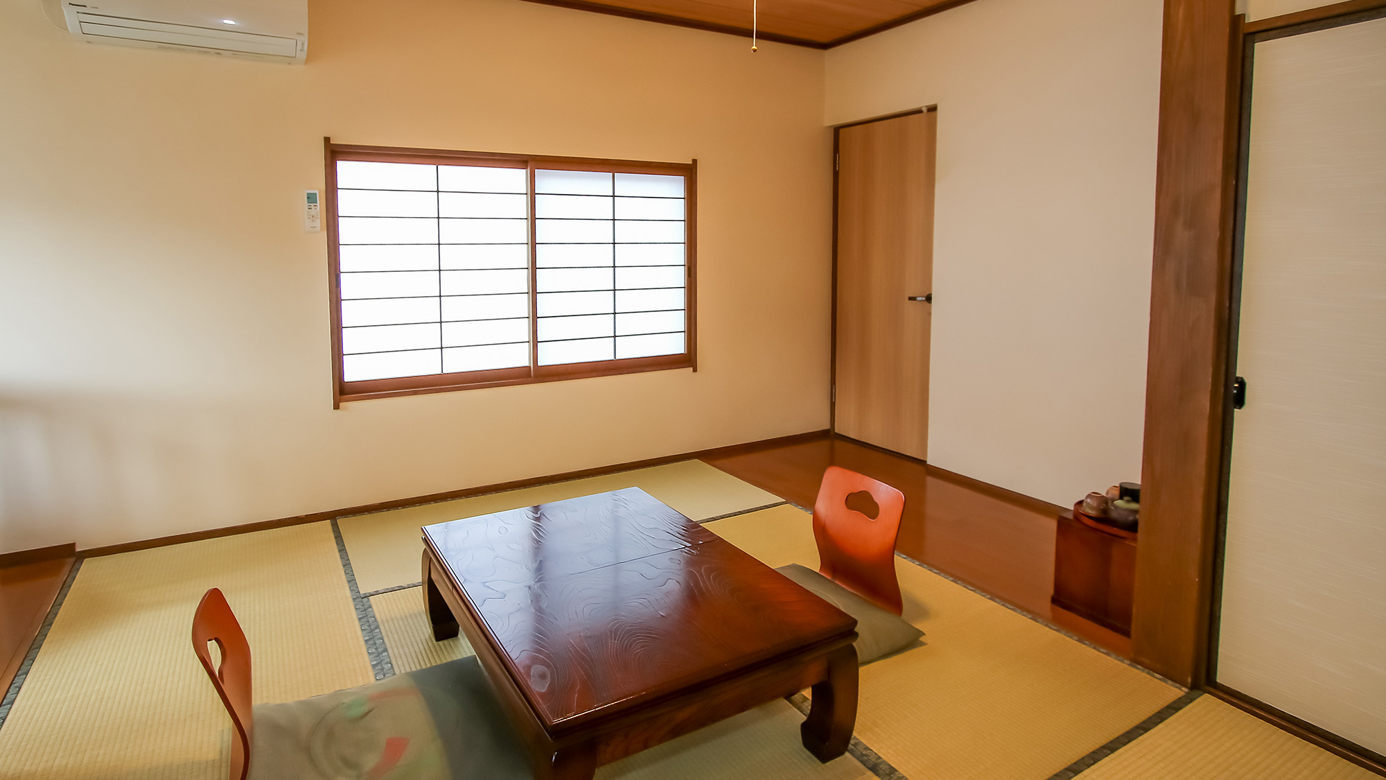 【和室6畳　ぼたんの間】コンパクトサイズの明るい角部屋。おひとり様やビジネスでのご利用も歓迎です