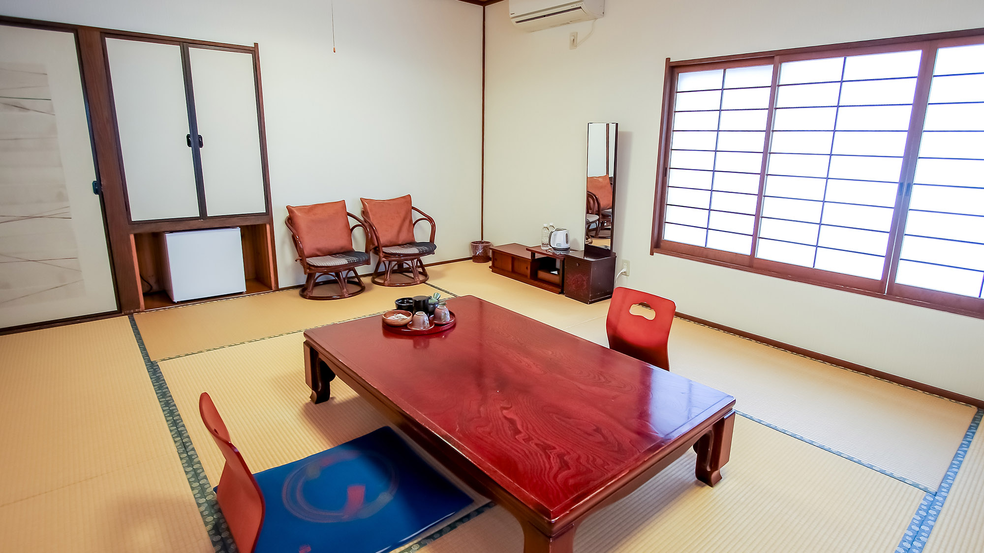 【和室10畳　竹の間】広々とした本間10畳。湯上りの浴衣姿でも手足を伸ばしてゆったりとくつろげます