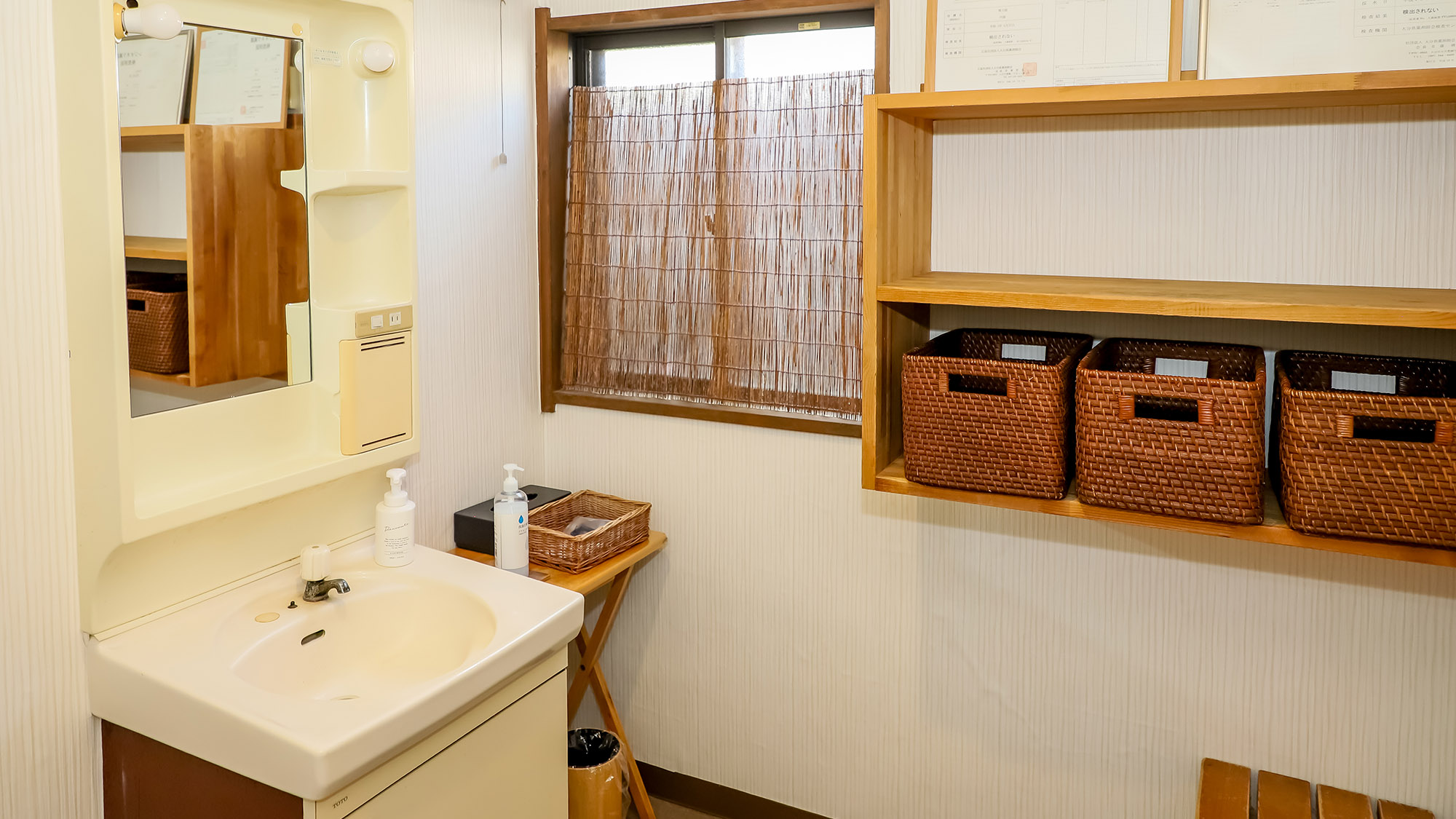 【半露天風呂】脱衣所には化粧水、ハンドソープ、カミソリ、シャワーキャップをご用意しております