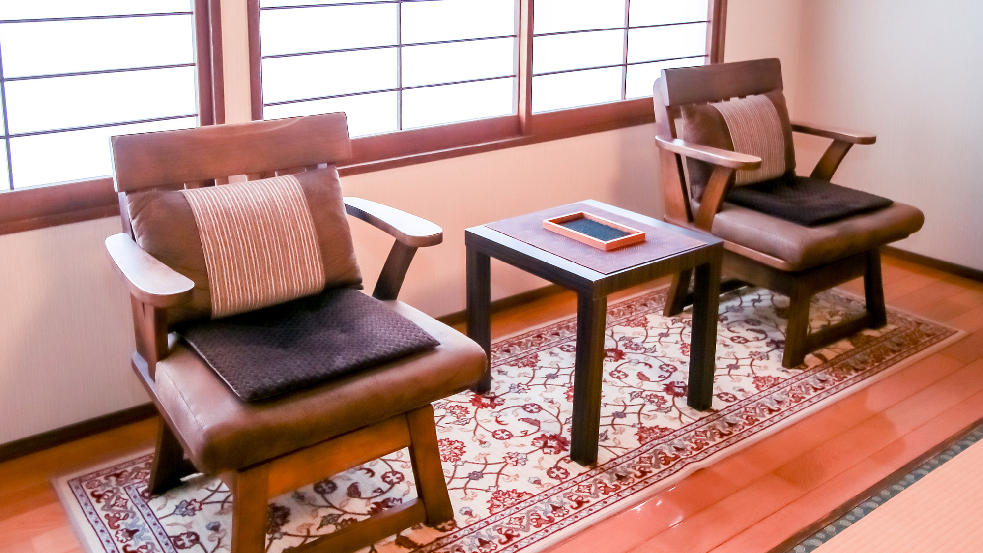 【二間　楓の間】本を読んだり、お茶をしたり長時間座っても疲れにくいこだわりのイスをご用意しております