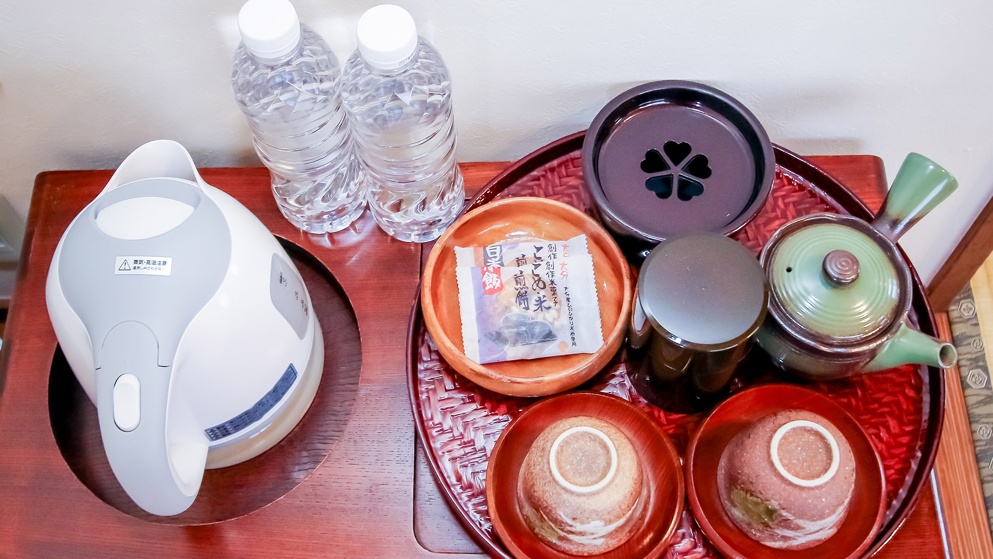 【各部屋備品】お水、ケトル、お茶セット、お茶菓子がございます。茶葉は知覧茶をご用意しております