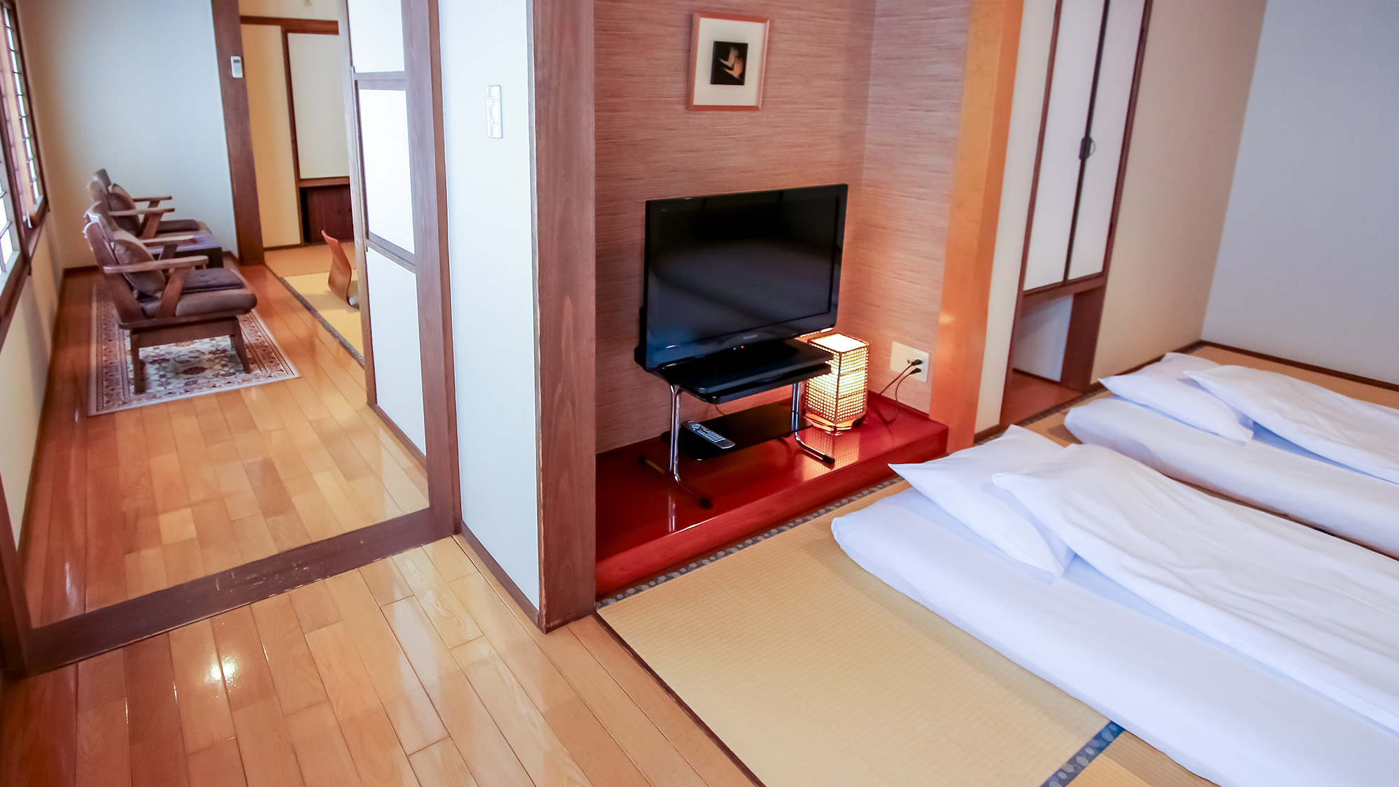 【二間　楓の間】　二間続きのお部屋は4名様までご宿泊可能。ご家族やご友人とおくつろぎください