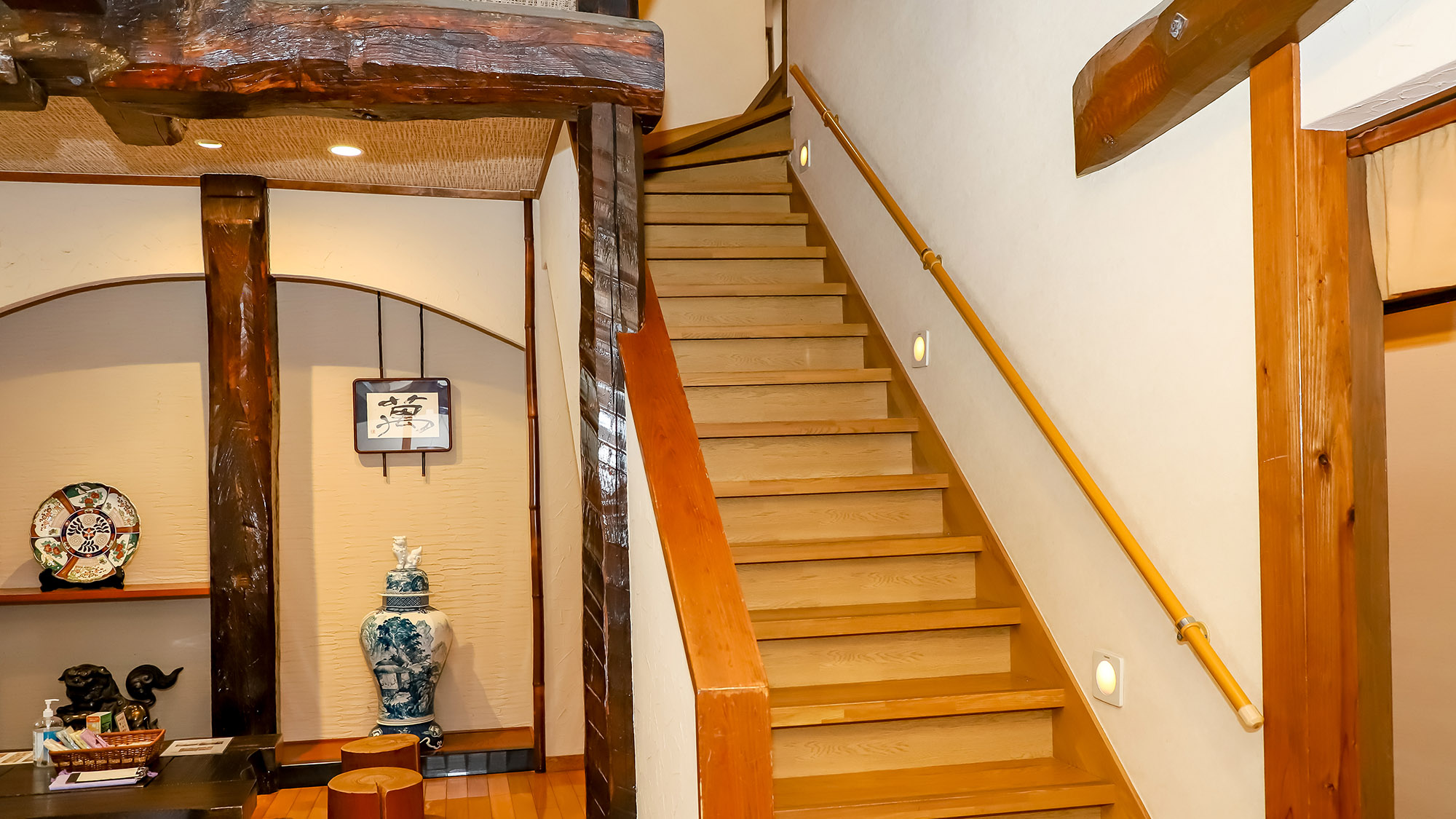 【施設内装】梁や竹の格子など日本の伝統建築を活かした空間はどことなく懐かしい感じがします