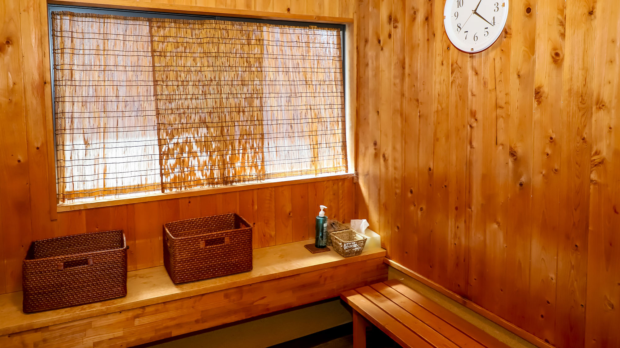 【内湯】脱衣所には化粧水、ハンドソープ、カミソリ、シャワーキャップをご用意しております