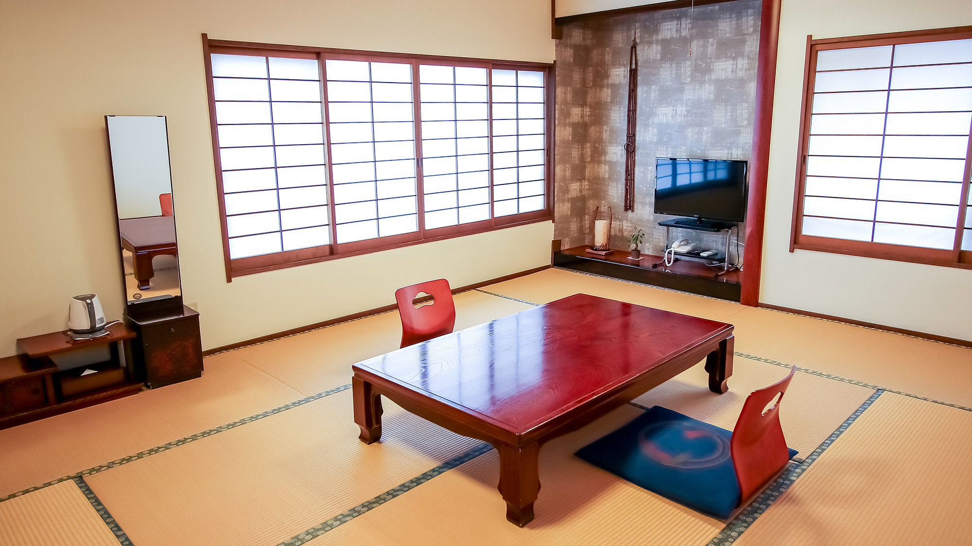 【和室10畳　竹の間】二面採光の明るい角部屋、大きな窓からは高崎山が望めます