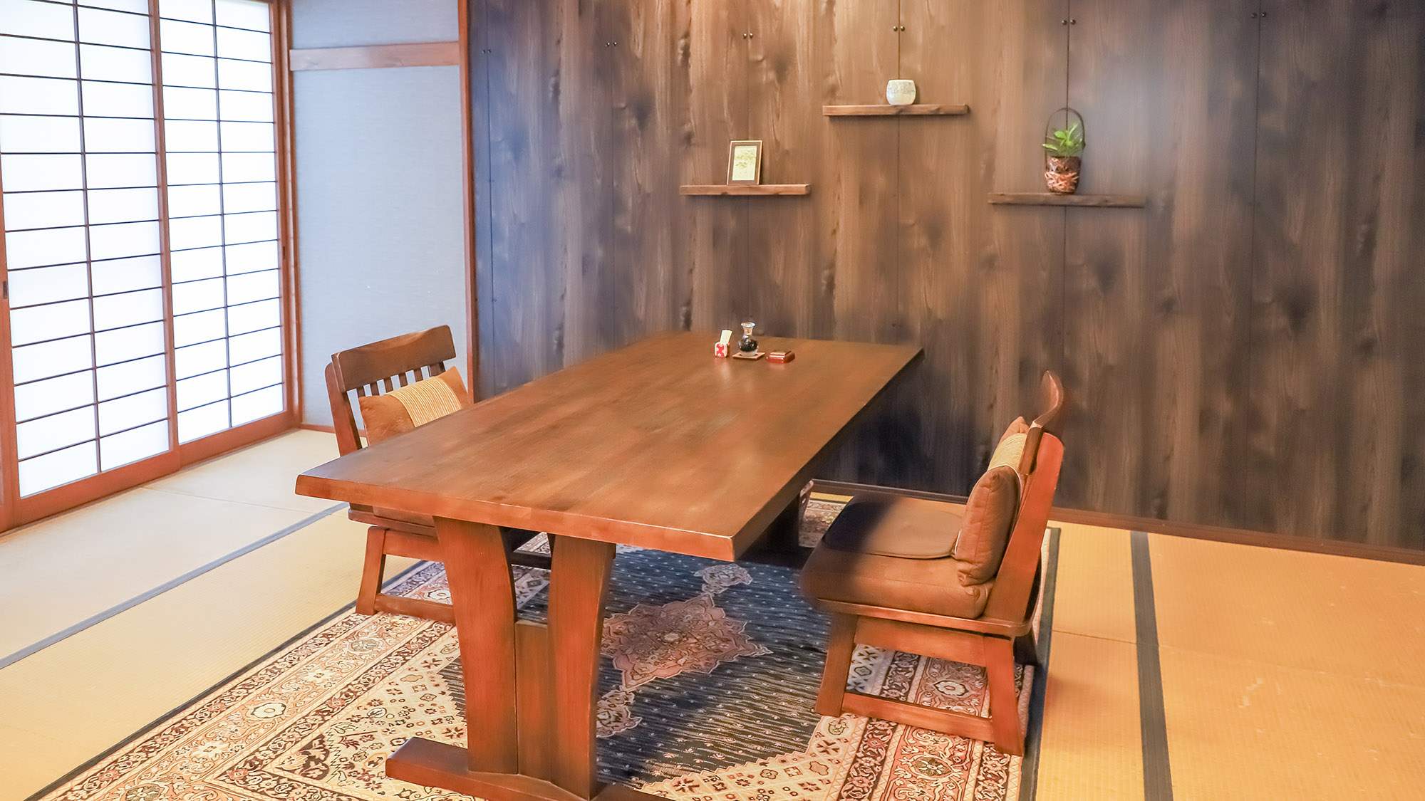 【食事処】お食事専用のお部屋。快適な食事時間をお過ごしいただけるよう椅子とテーブルにもこだわりました