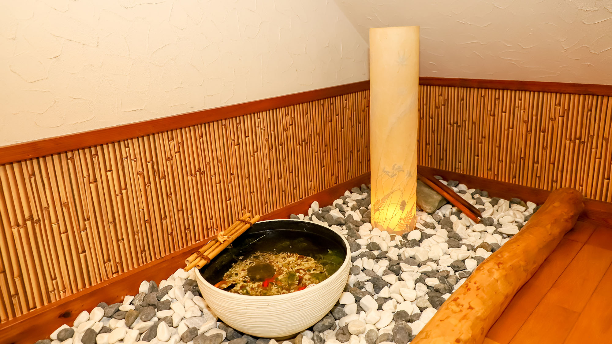 【施設内装】和の灯りと金魚が揺らめく旅館ならではの小さな癒し処
