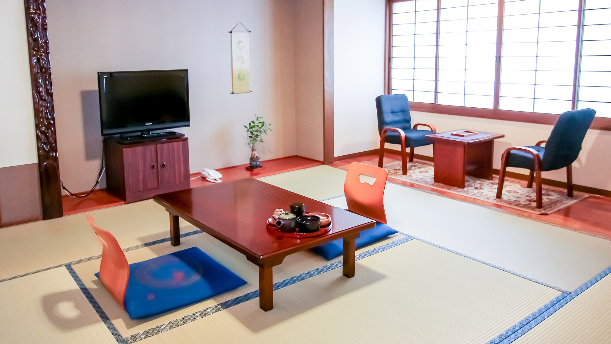 【和室8畳+板の間2畳　菊の間】ごろんとくつろげる畳の間と板間には立ち座りが楽な椅子を備えております