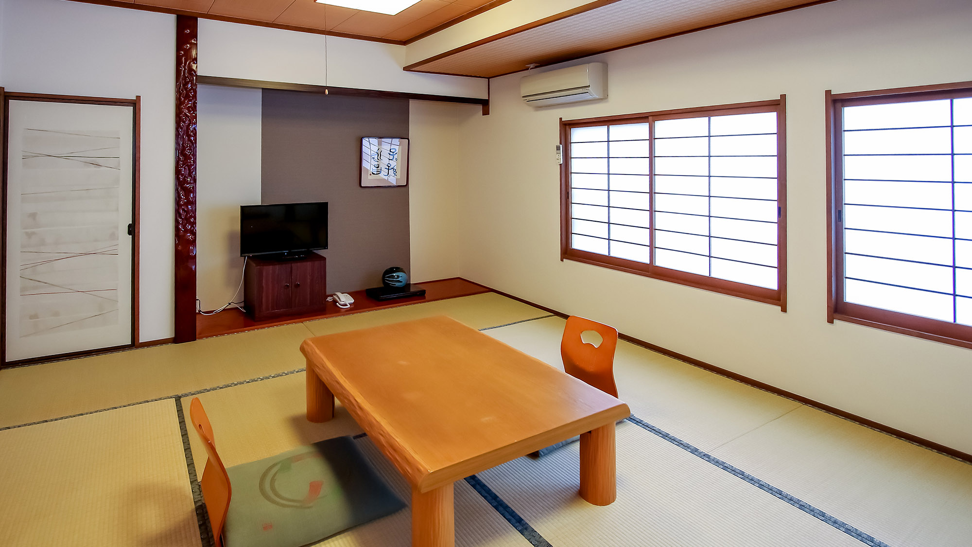 【和室10畳　桜の間】広々とした本間10畳のお部屋は3名様までご宿泊いただけます