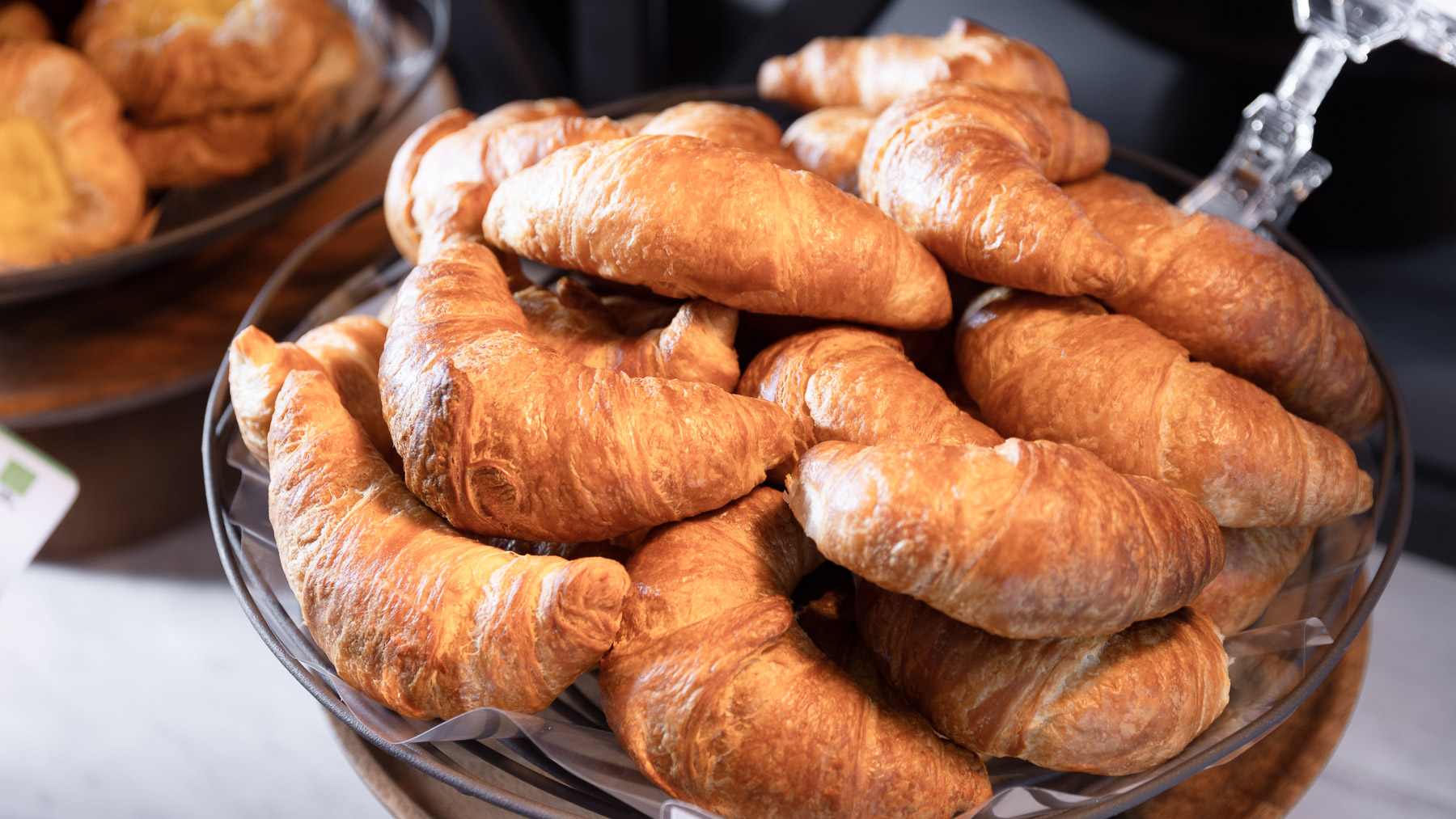 【無料朝食】焼き立てパンの一番人気です